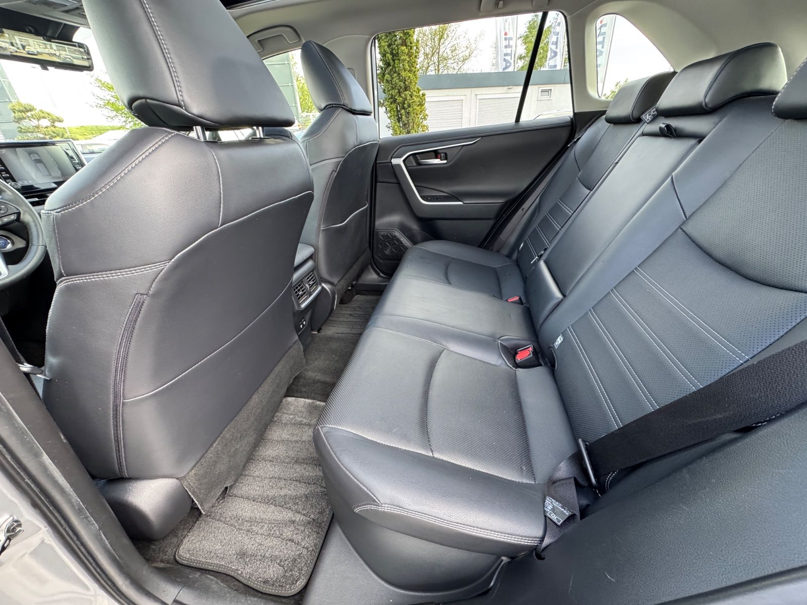Toyota RAV 4 RAV4 Hybrid 4x4 Lounge - Samsaru's Car Outlet