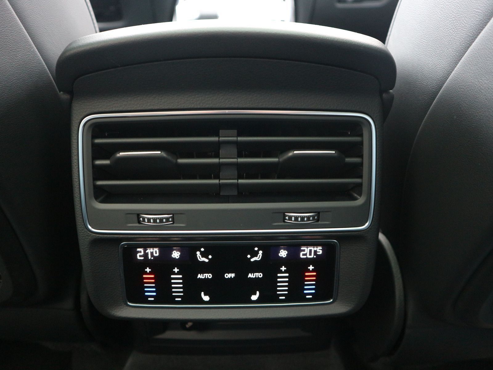 Audi RS Q8 quattro PANO+KERAMIK+AHK+HEADUP+ACC+MATRIX