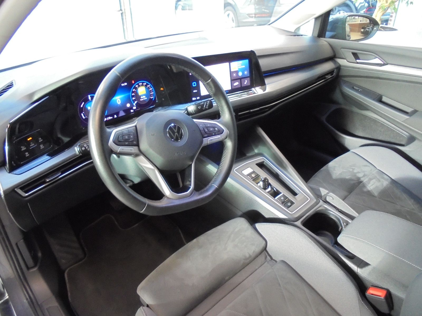 Volkswagen Golf VIII Style eHybrid - Samsaru's Car Outlet