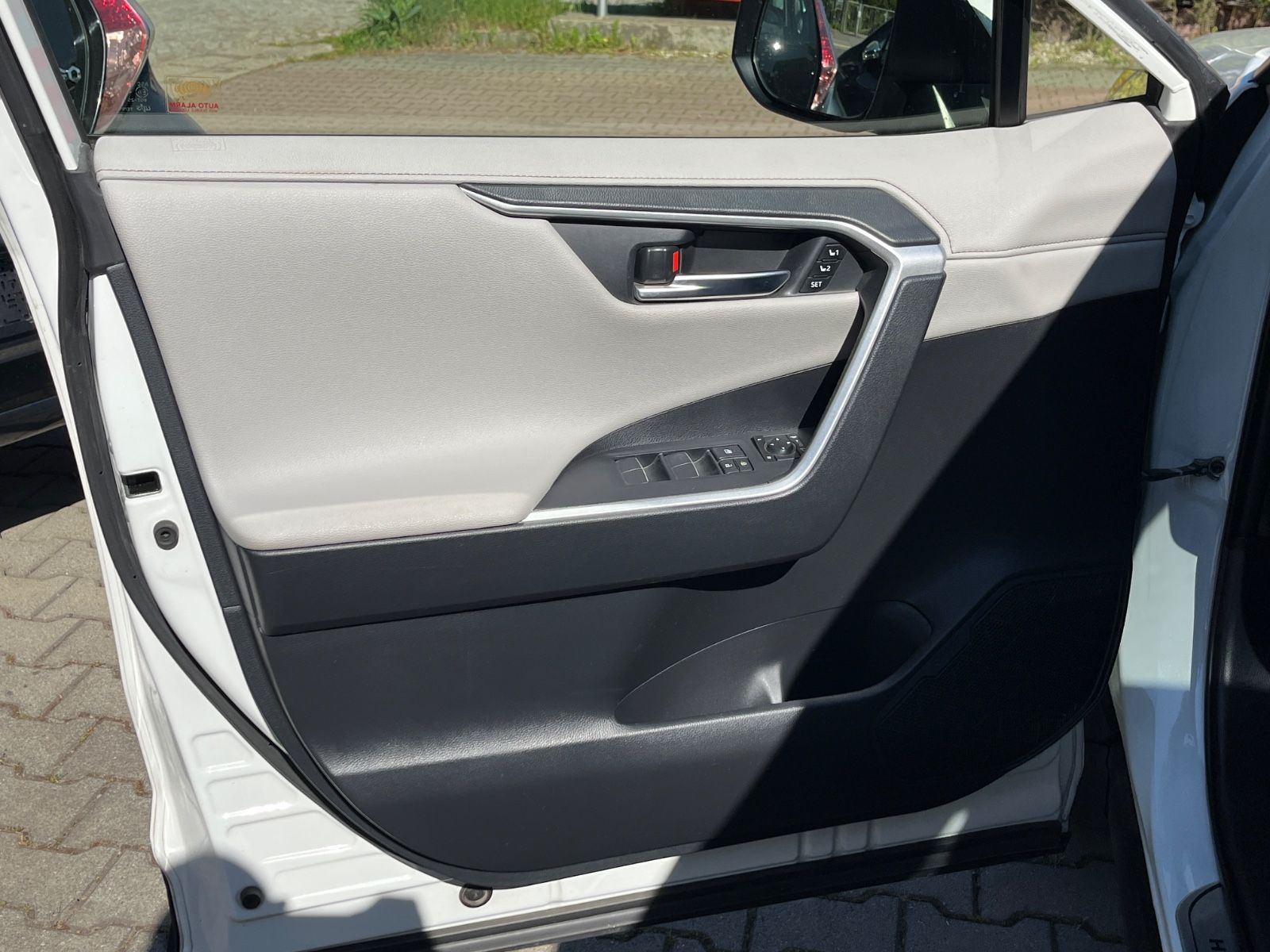 Toyota RAV 4 RAV4 Hybrid 4x4 Lounge - Samsaru's Car Outlet