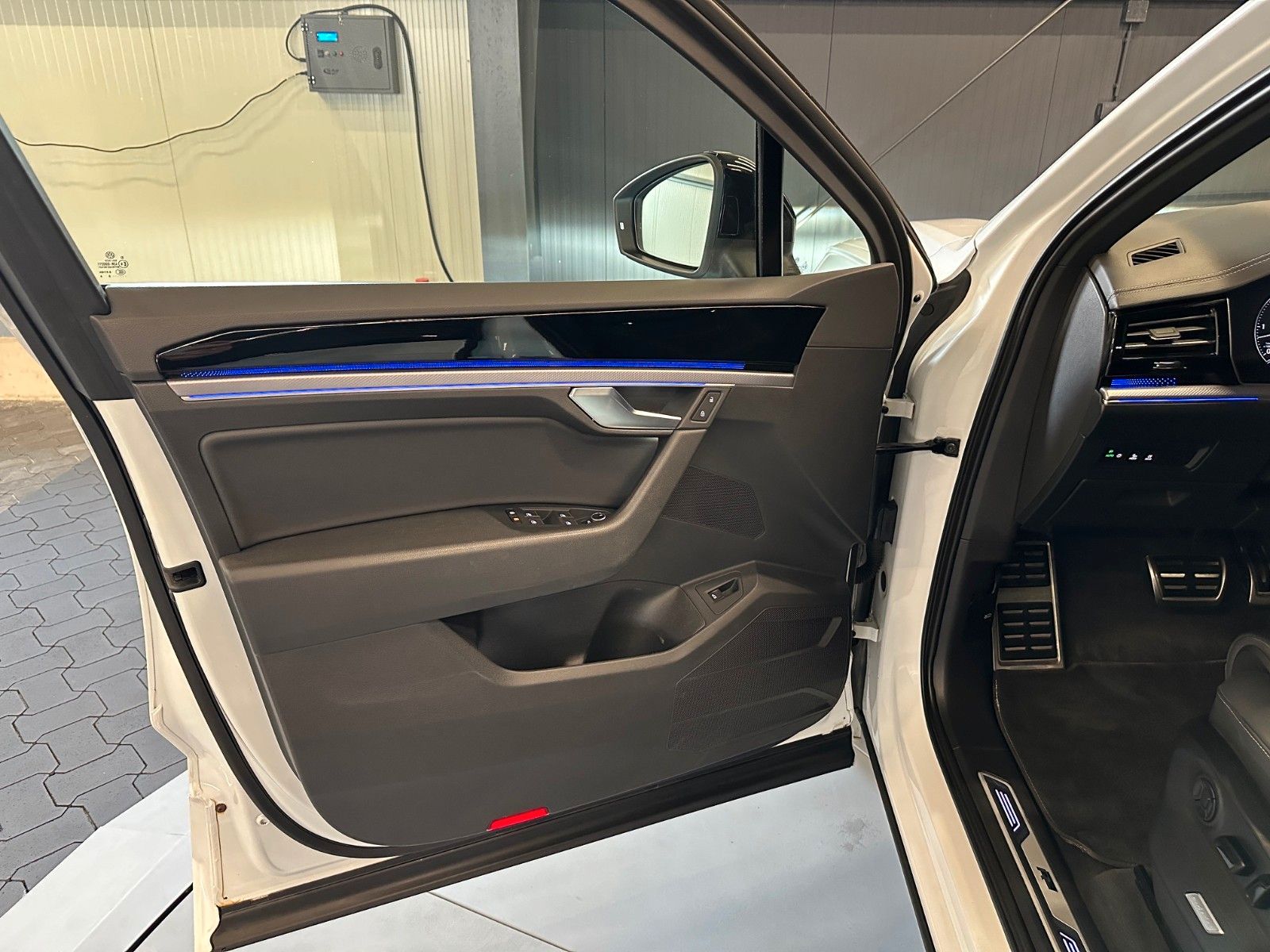 Volkswagen Touareg R-Line 4Motion Black - Samsaru's Car Outlet