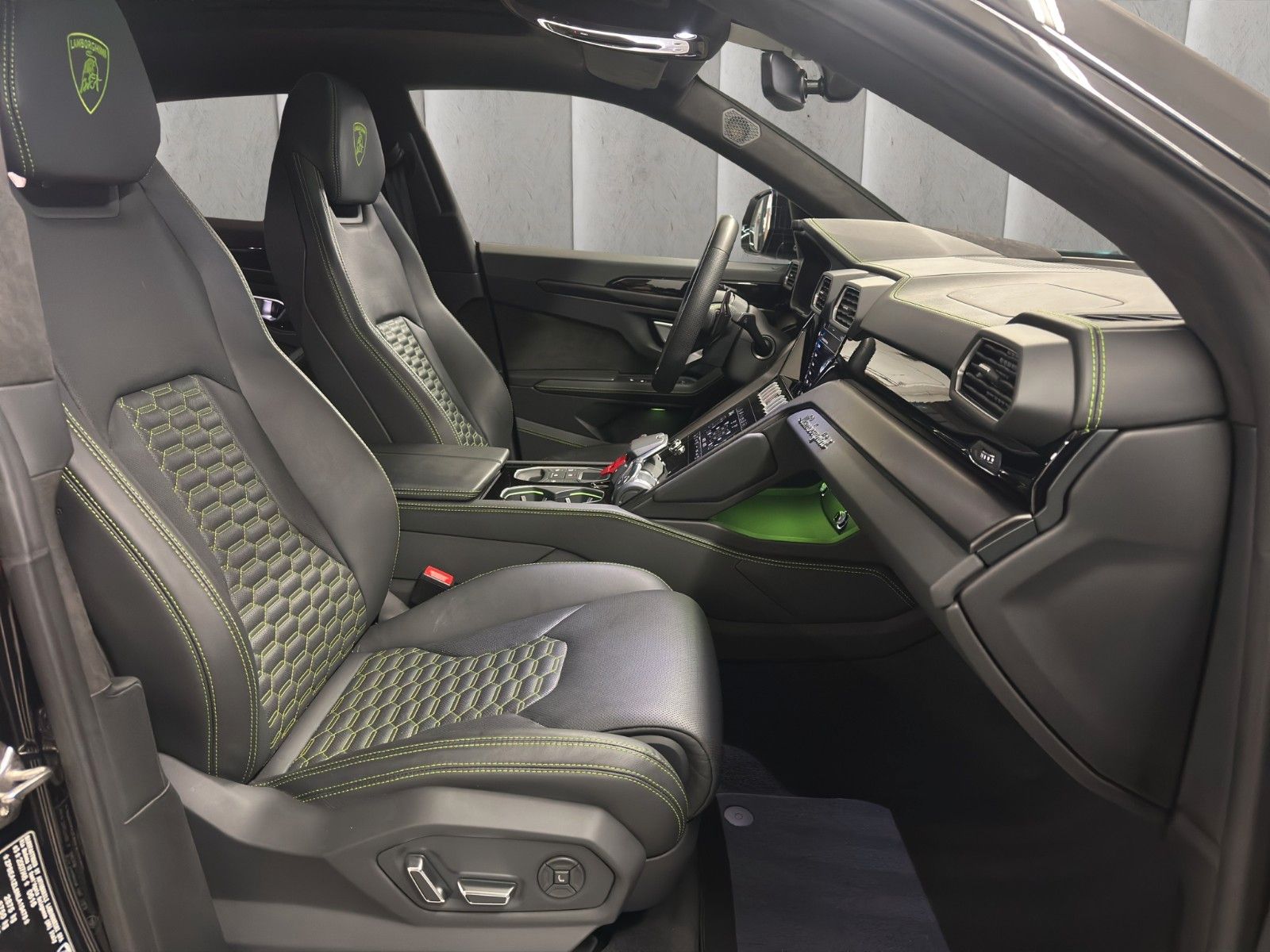 Lamborghini Urus 4.0 V8 - Samsaru's Car Outlet