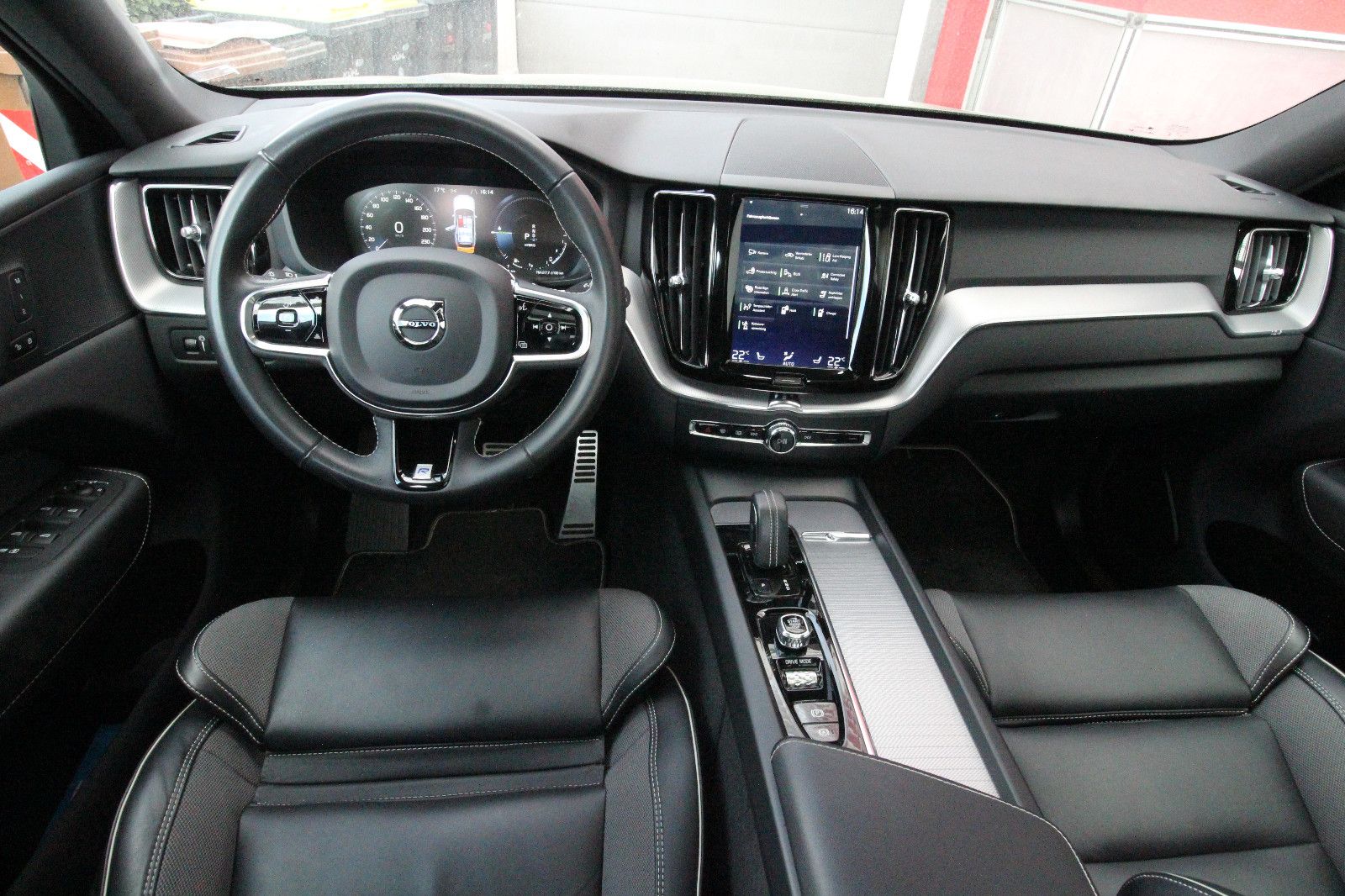 Volvo XC60 T8 R Design AWD - Samsaru's Car Outlet