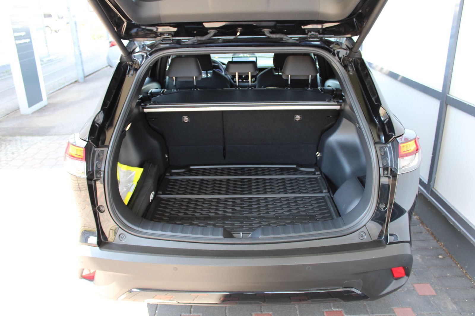 Toyota Corolla Cross 2.0 Hybrid AWD - Samsaru's Car Outlet
