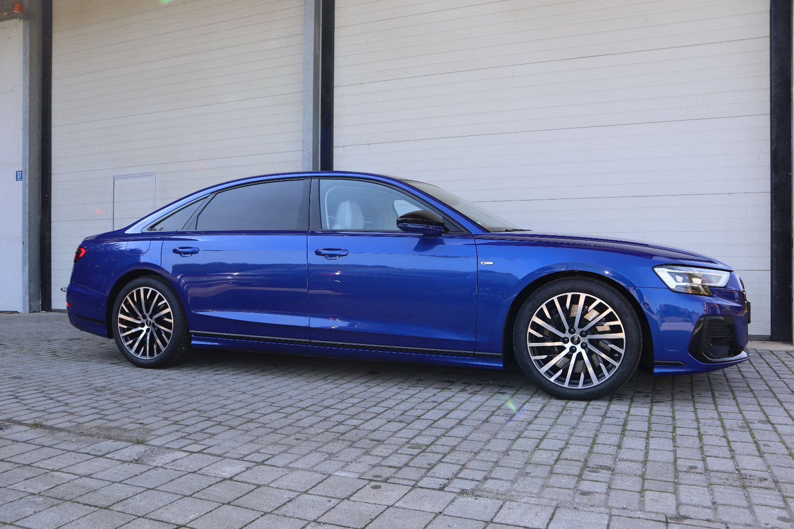 Audi A8L 60 TFSIe lang exclusive - Samsaru's Car Outlet