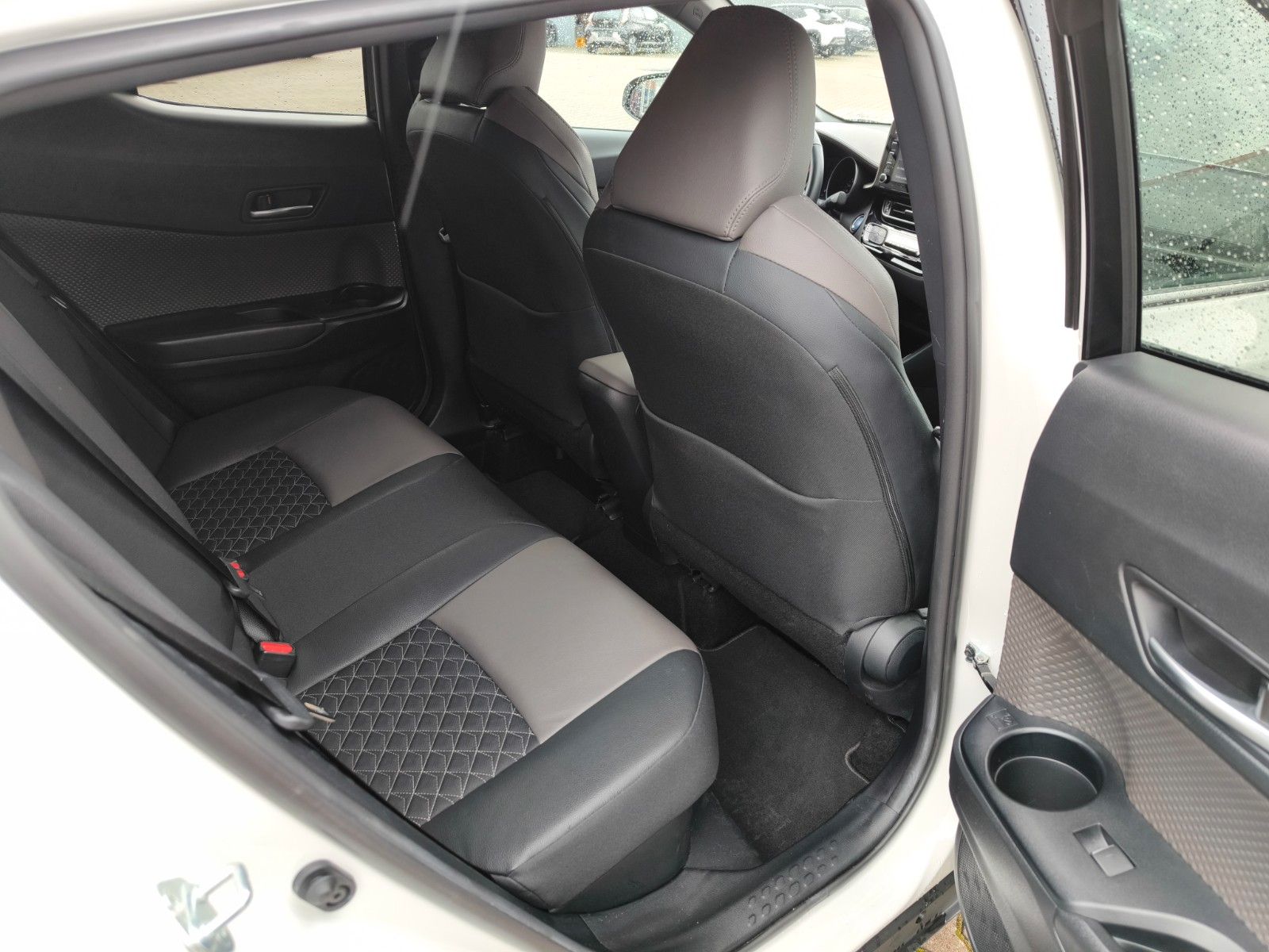 Toyota C-HR Hybrid Lounge - Samsaru's Car Outlet