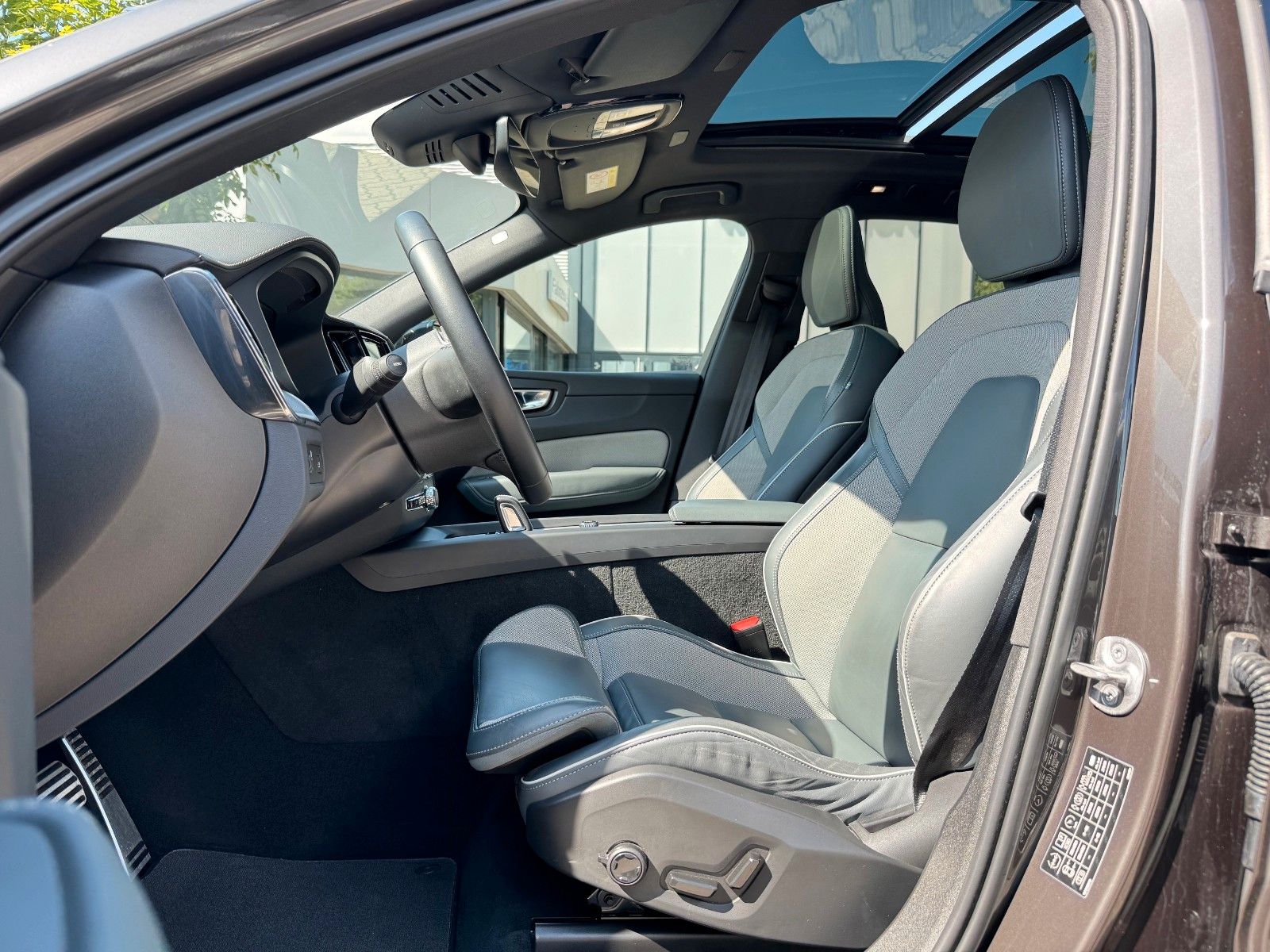 Volvo XC60 B5 D AWD R-DESIGN - Samsaru's Car Outlet