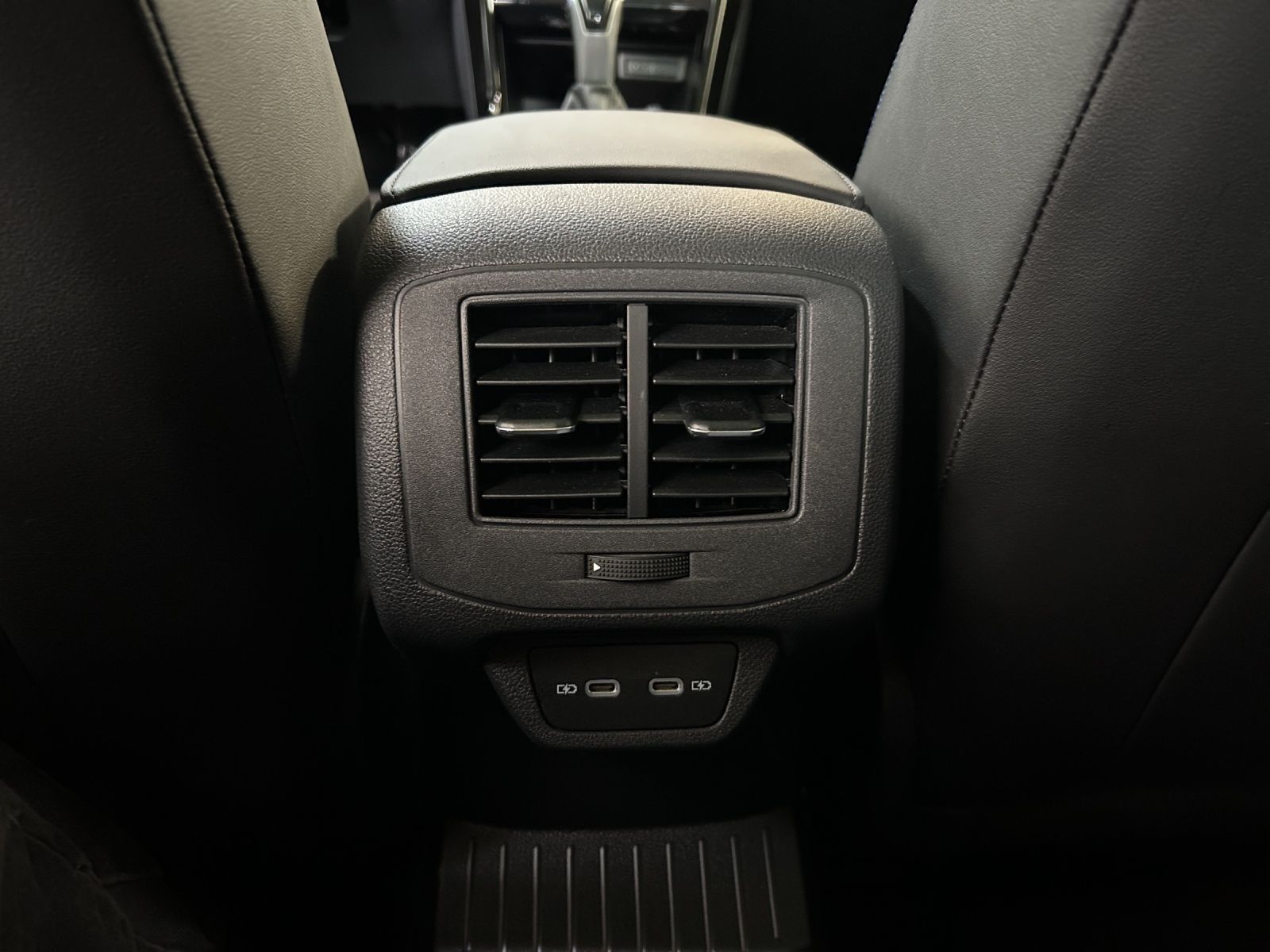 Volkswagen T-Roc R 4M DSG - Samsaru's Car Outlet