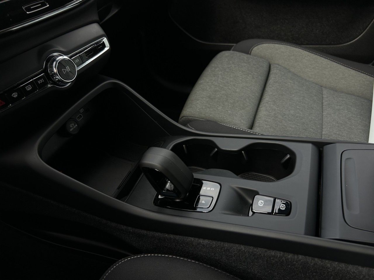 Volvo XC40 B4 Core/Navi/LED/AHK/Standhz/Kam/BLIS/el.HK