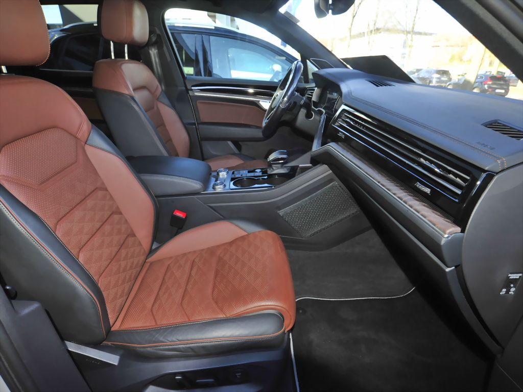 Volkswagen Touareg V6 eHybrid 4M Atmosphere - Samsaru's Car Outlet