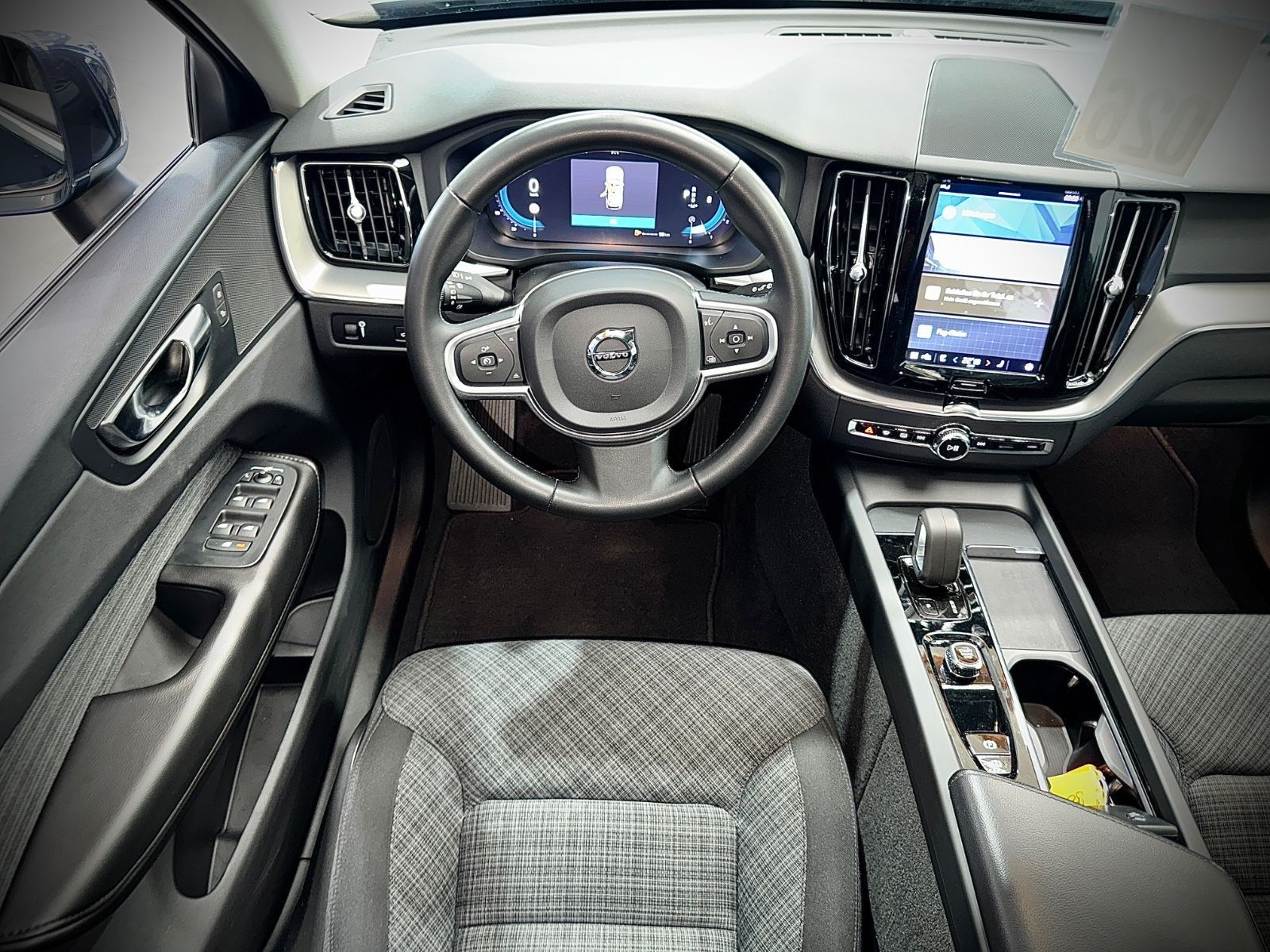 Volvo XC60 Momentum Pro 2WD - Samsaru's Car Outlet