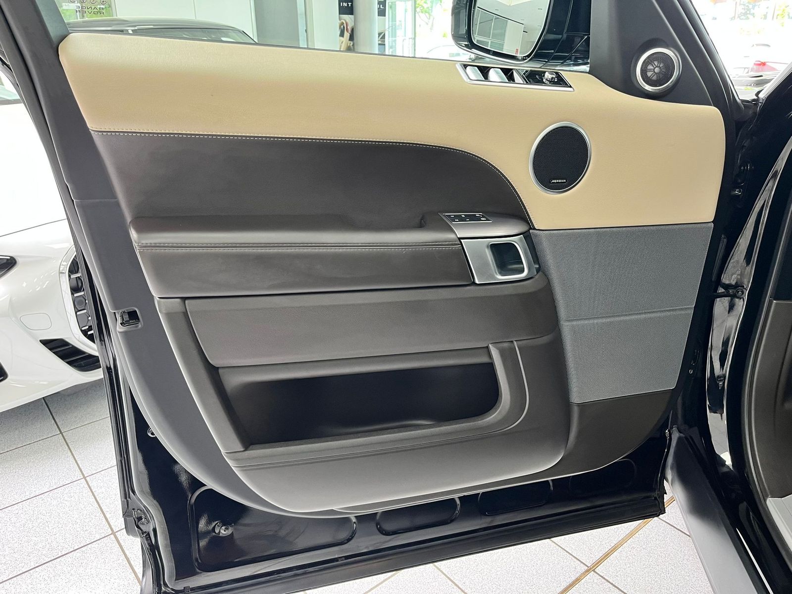 Range Rover Sport HSE P400e - Samsaru's Car Outlet