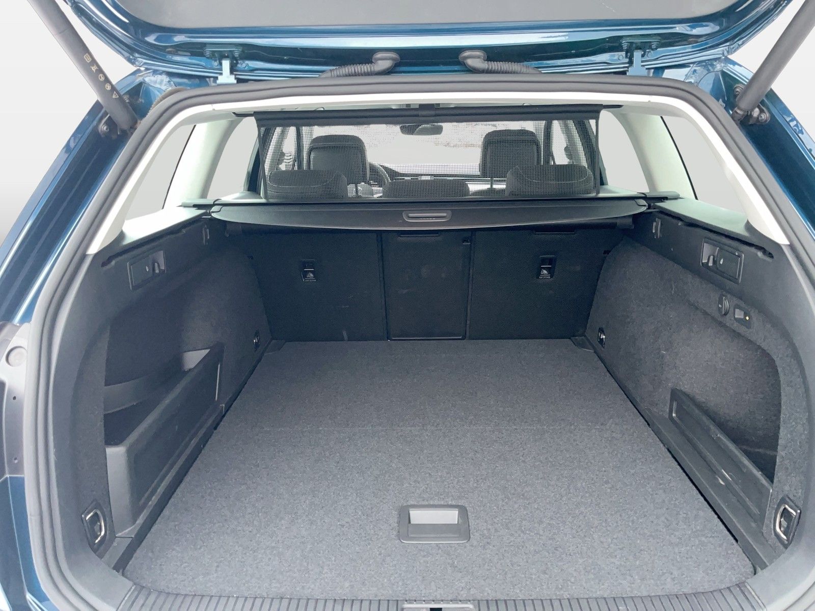 Volkswagen Passat Variant 2.0 TDI Elegance 4M NP: 73.874