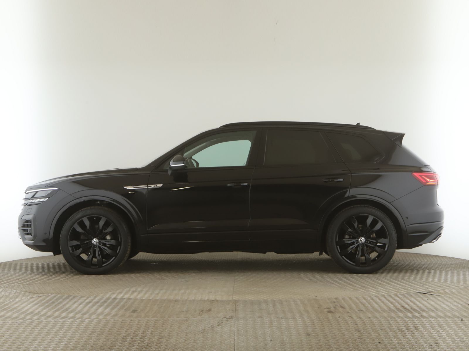Volkswagen Touareg 3.0 TDI R-Line 4M - Samsaru's Car Outlet