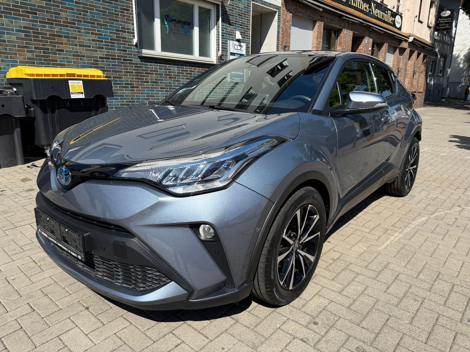 Toyota C-HR Hybrid 2.0 Team - Samsaru's Car Outlet
