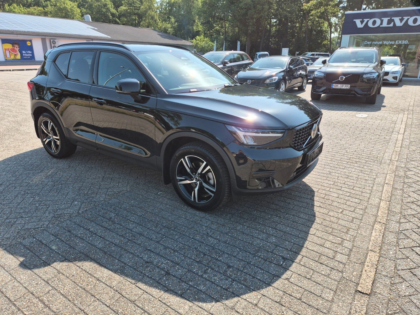 Volvo XC40 Plus Dark 2WD B3 - Samsaru's Car Outlet