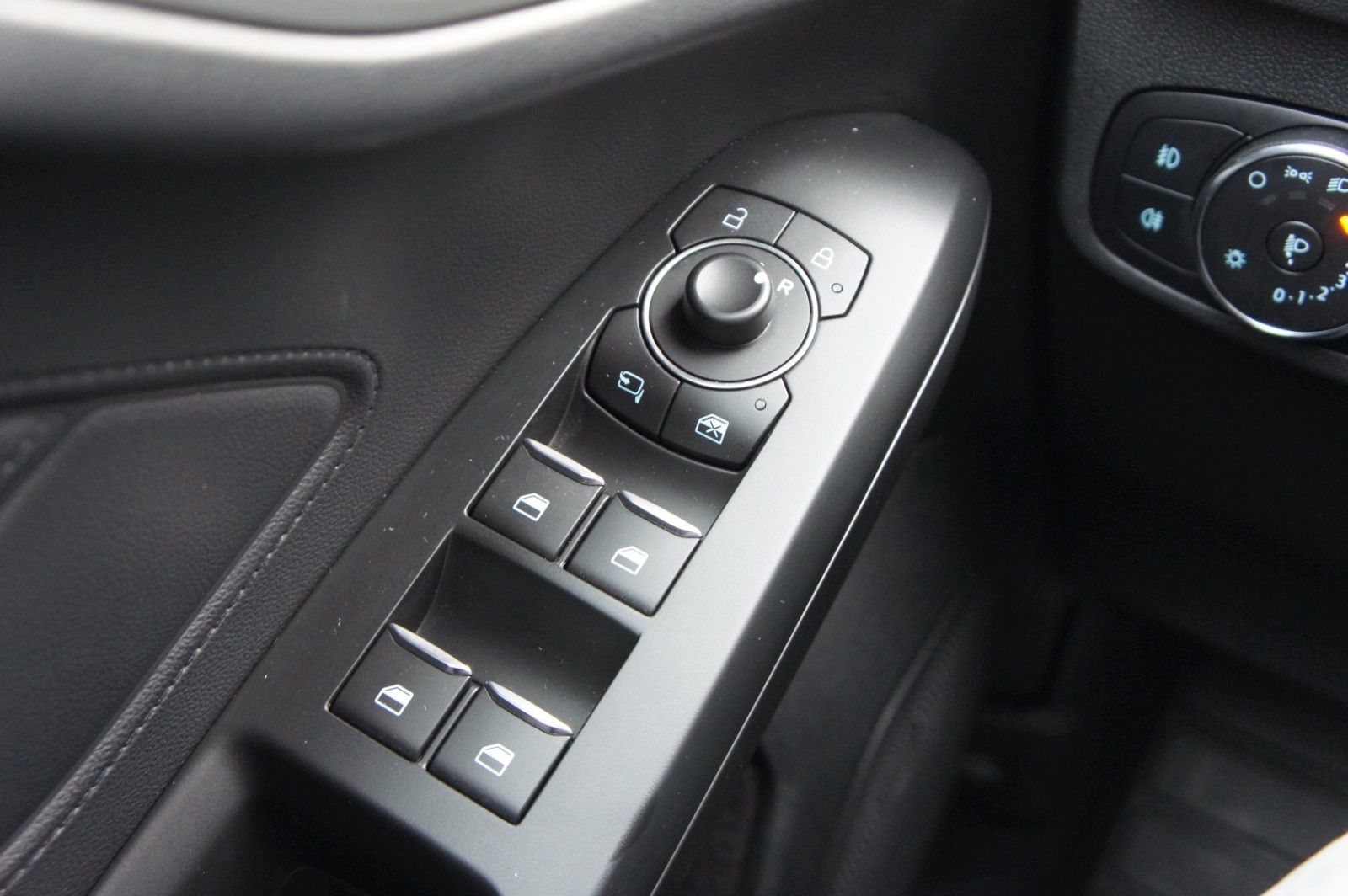 Ford Focus Lim Cool&Connect*ACC*LED*KAM*AGR*BLIS*