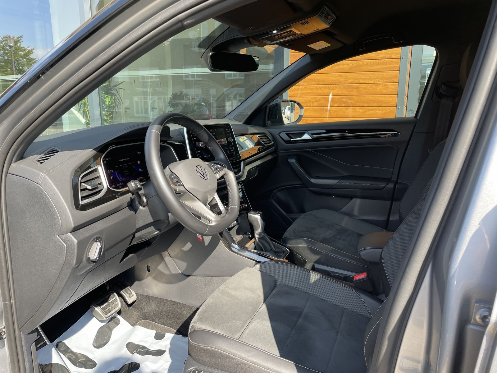 Volkswagen T-Roc 2.0 TDI R-Line - Samsaru's Car Outlet
