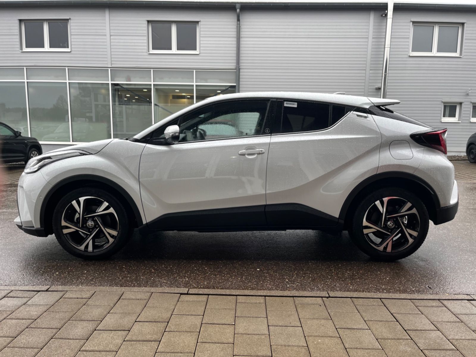 Toyota C-HR 2.0-l-Hybrid - Samsaru's Car Outlet