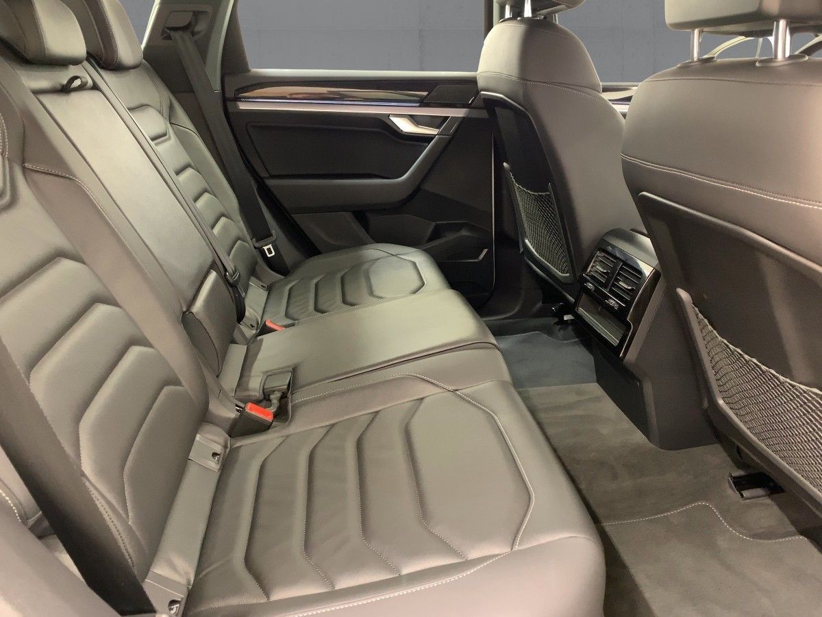 Volkswagen Touareg 3.0TDI 4M R-LINE - Samsaru's Car Outlet