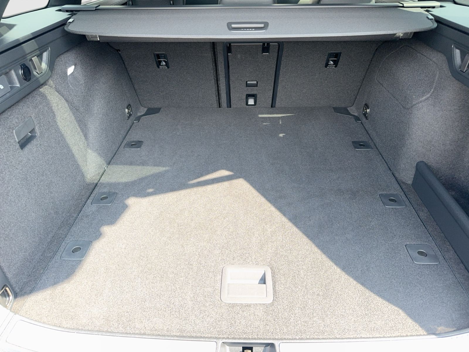 Volkswagen Passat R-Line 2.0TDI 4M AHK STANDH PANO HUD 360°