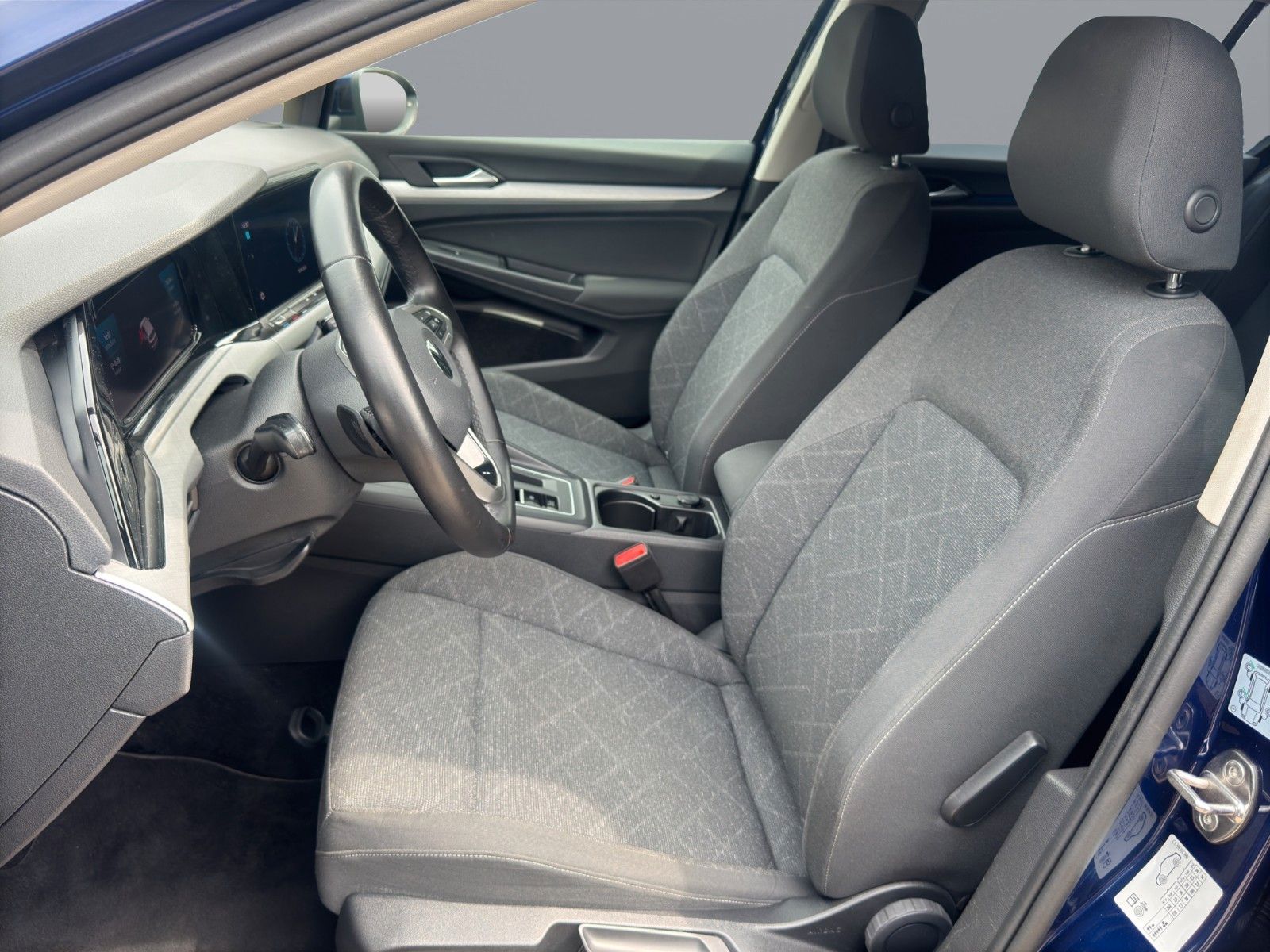 Volkswagen Golf VIII Life eTSI - Samsaru's Car Outlet