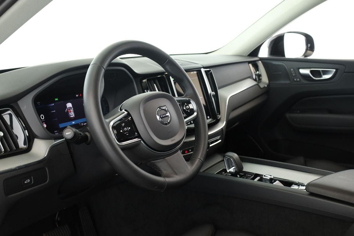 Volvo XC60 B4 AWD Plus Dark LED Pano ACC Kam 21" AHK