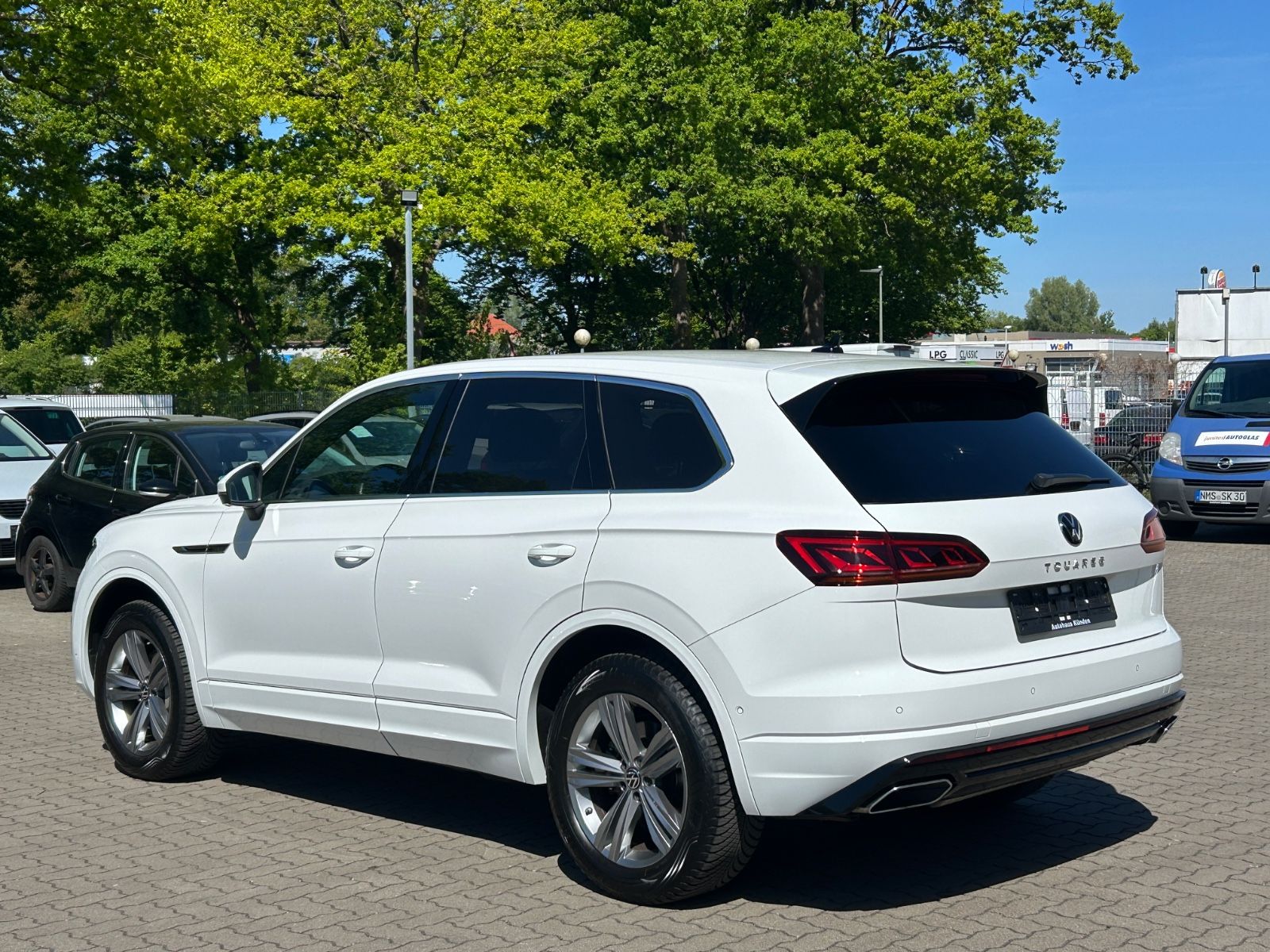 Volkswagen Touareg R-Line 4M - Samsaru's Car Outlet