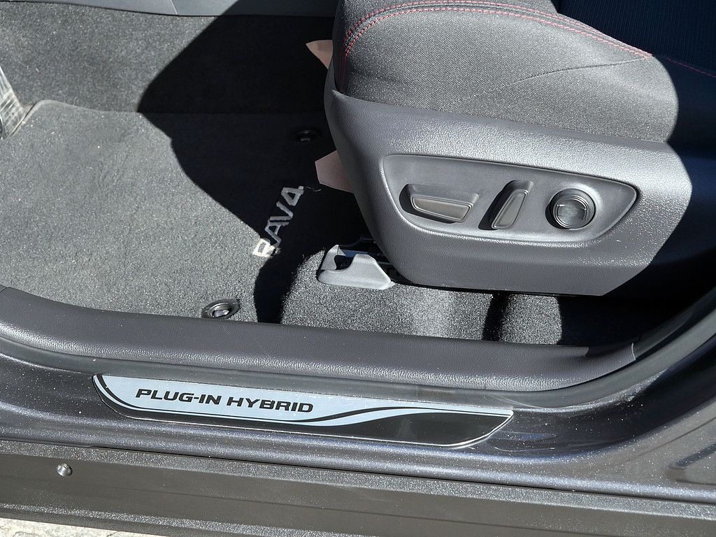Toyota RAV 4 Plug-in Hybrid 4x4 AHK 1850 KG HUD teampla