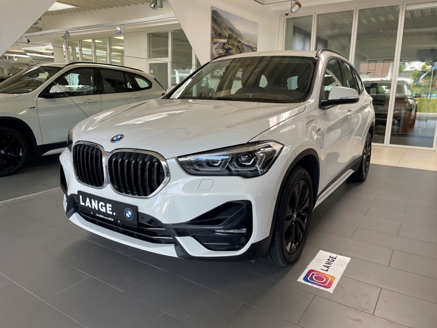 BMW X1 xDrive 25e Sport Line - Samsaru's Car Outlet