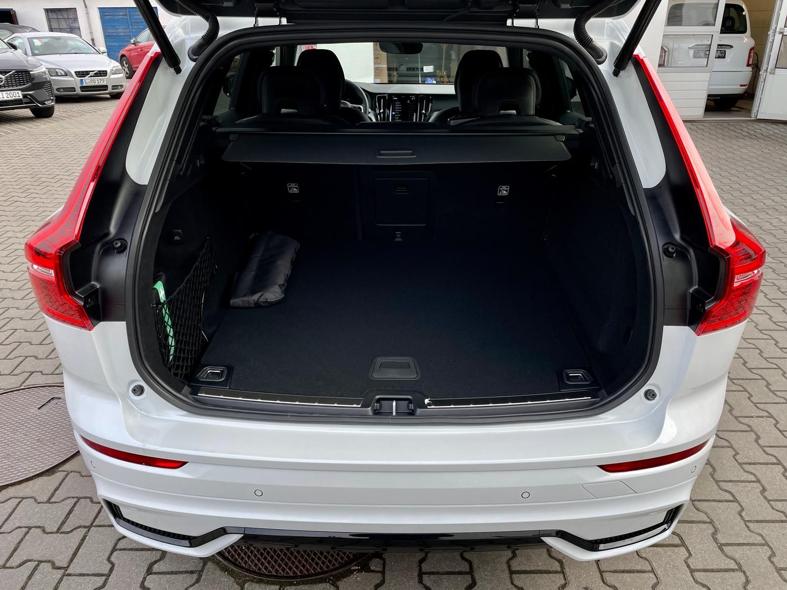 Volvo XC60 B4 AWD Plus Dark 4xSHZ ACC BLIS FHZ STDHZ