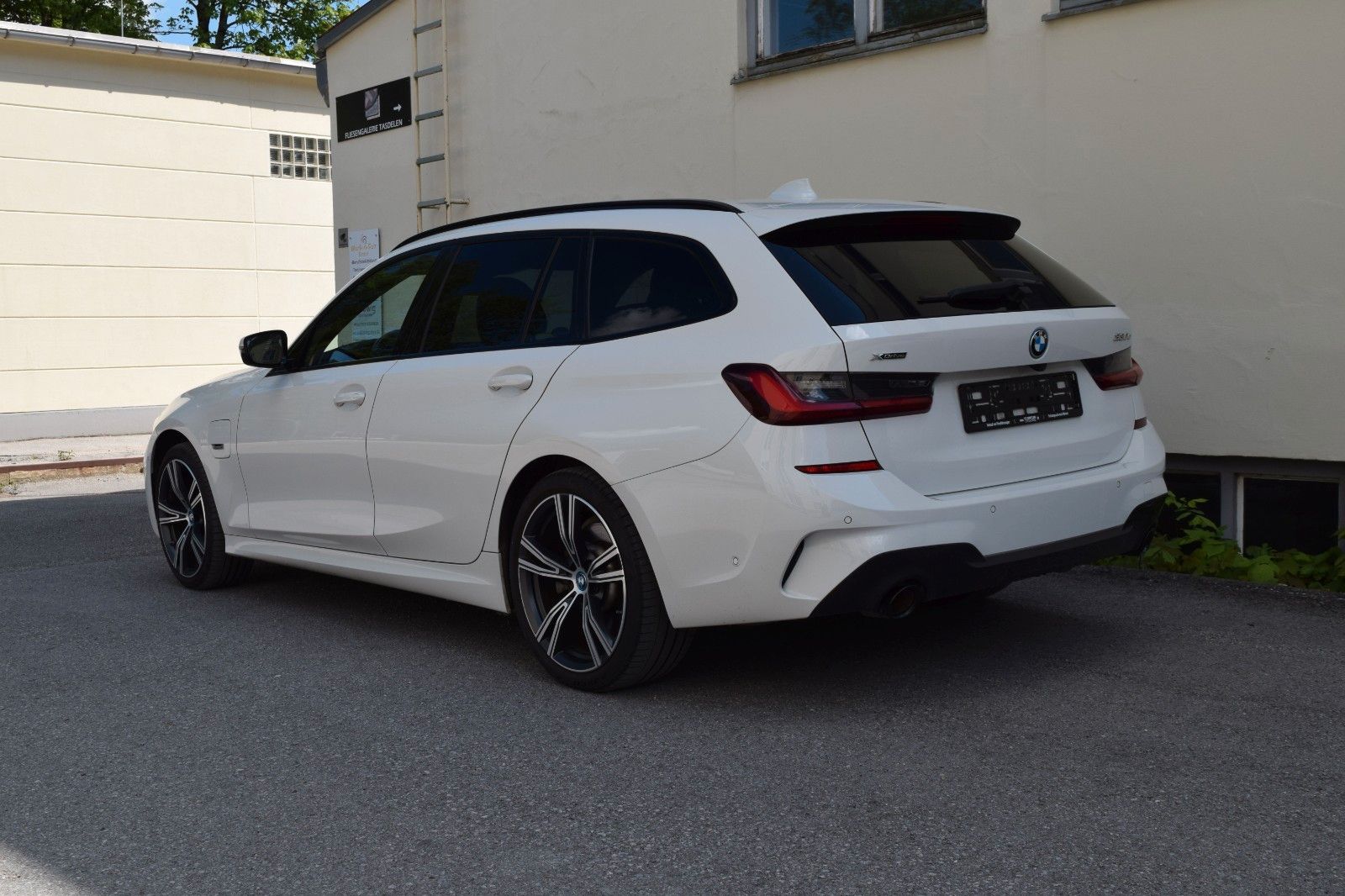 BMW 330e Touring xDrive MSport - Samsaru's Car Outlet