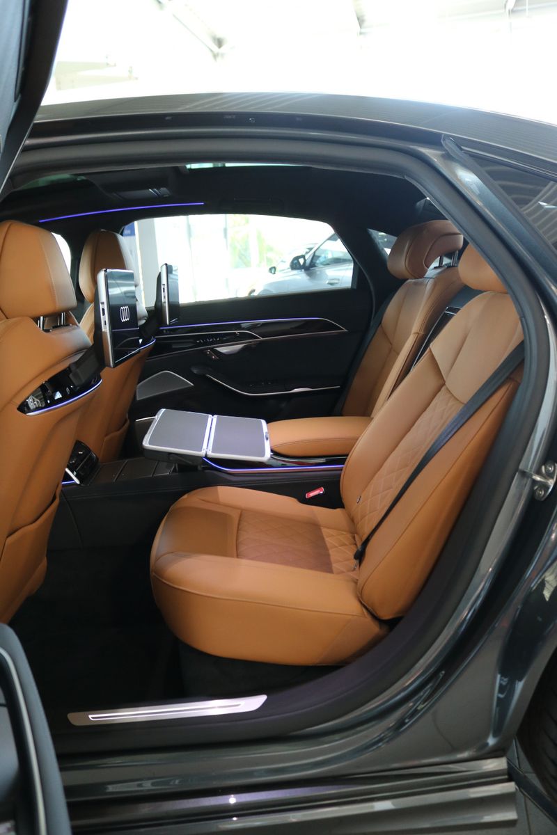 Audi A8 L 60 TFSI e Lang S line - Samsaru's Car Outlet