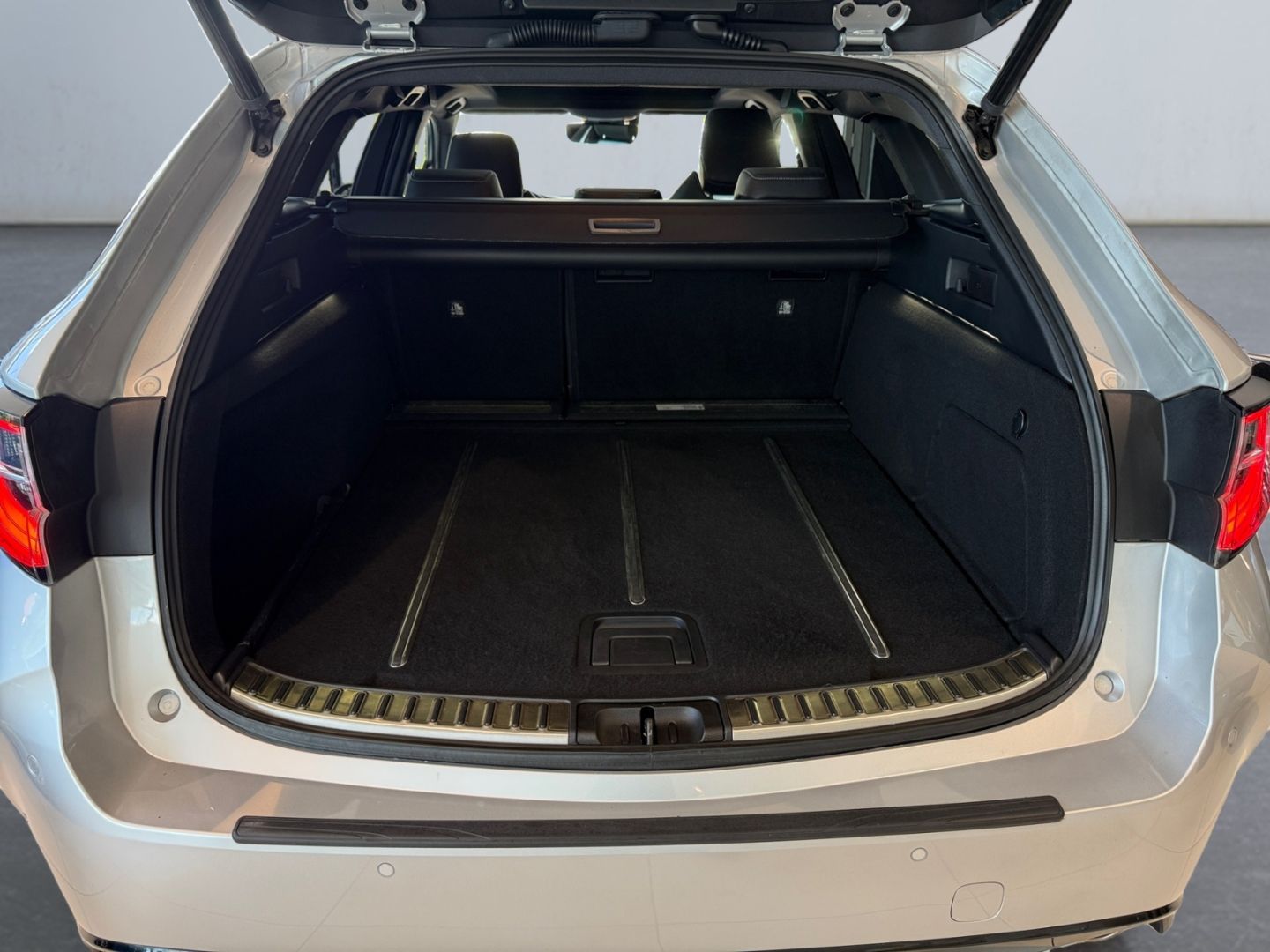 Toyota Corolla 2.0 Hybrid TS Lounge - Samsaru's Car Outlet