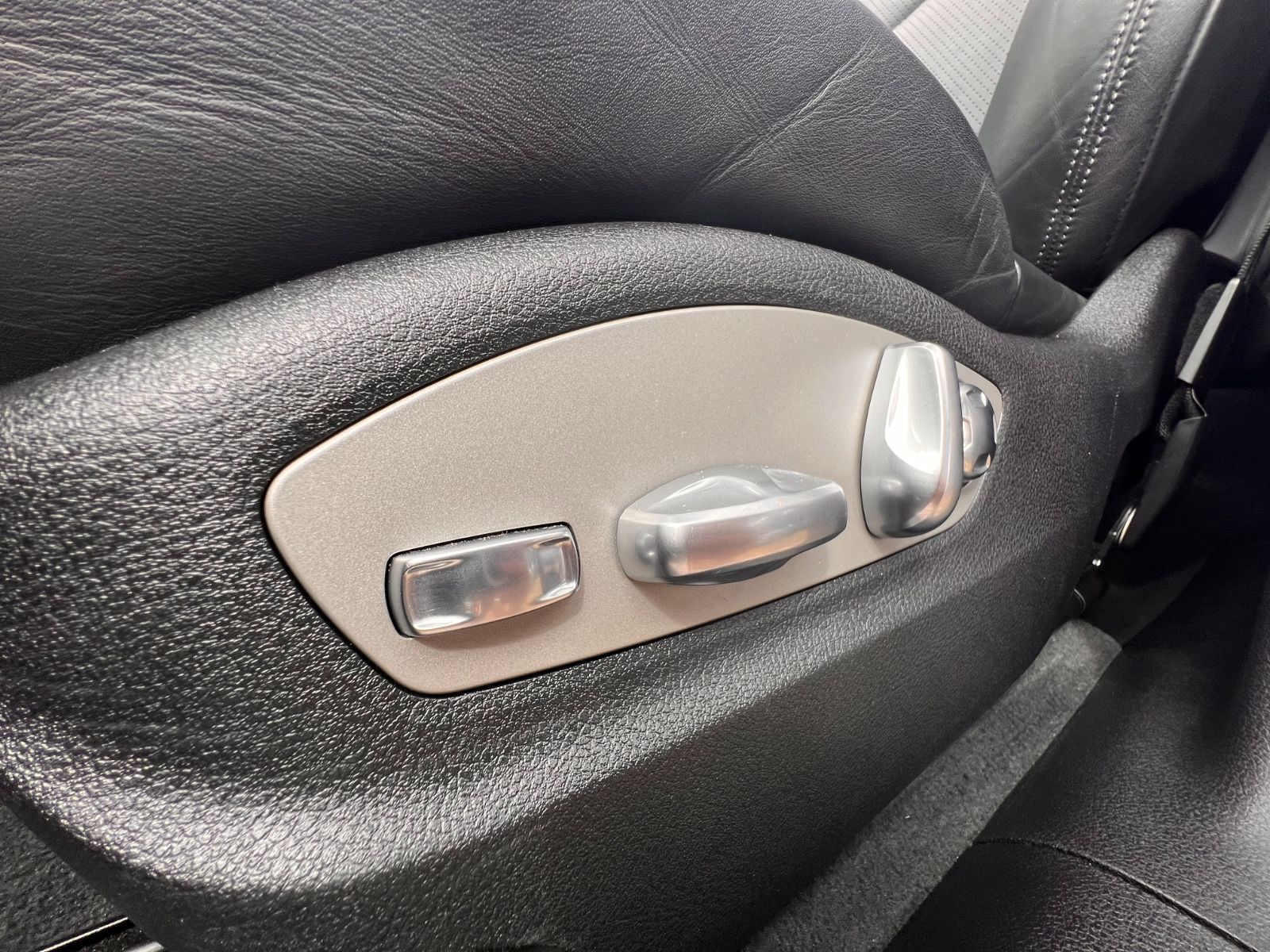 Porsche Macan III Exclusive - Samsaru's Car Outlet