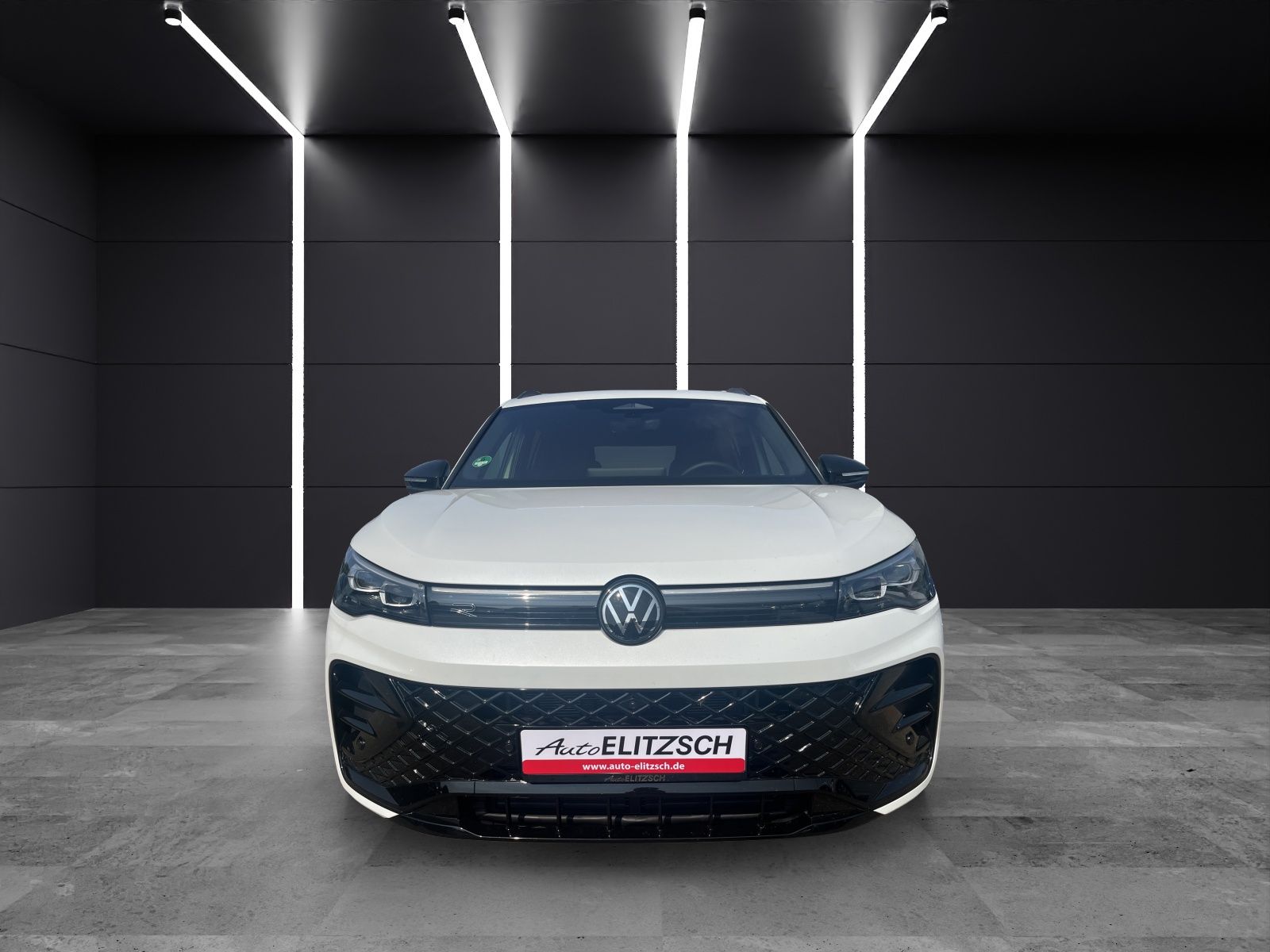 Volkswagen Tiguan TDI R-Line 4M DSG MATRIX AHK PANO 20" NAV