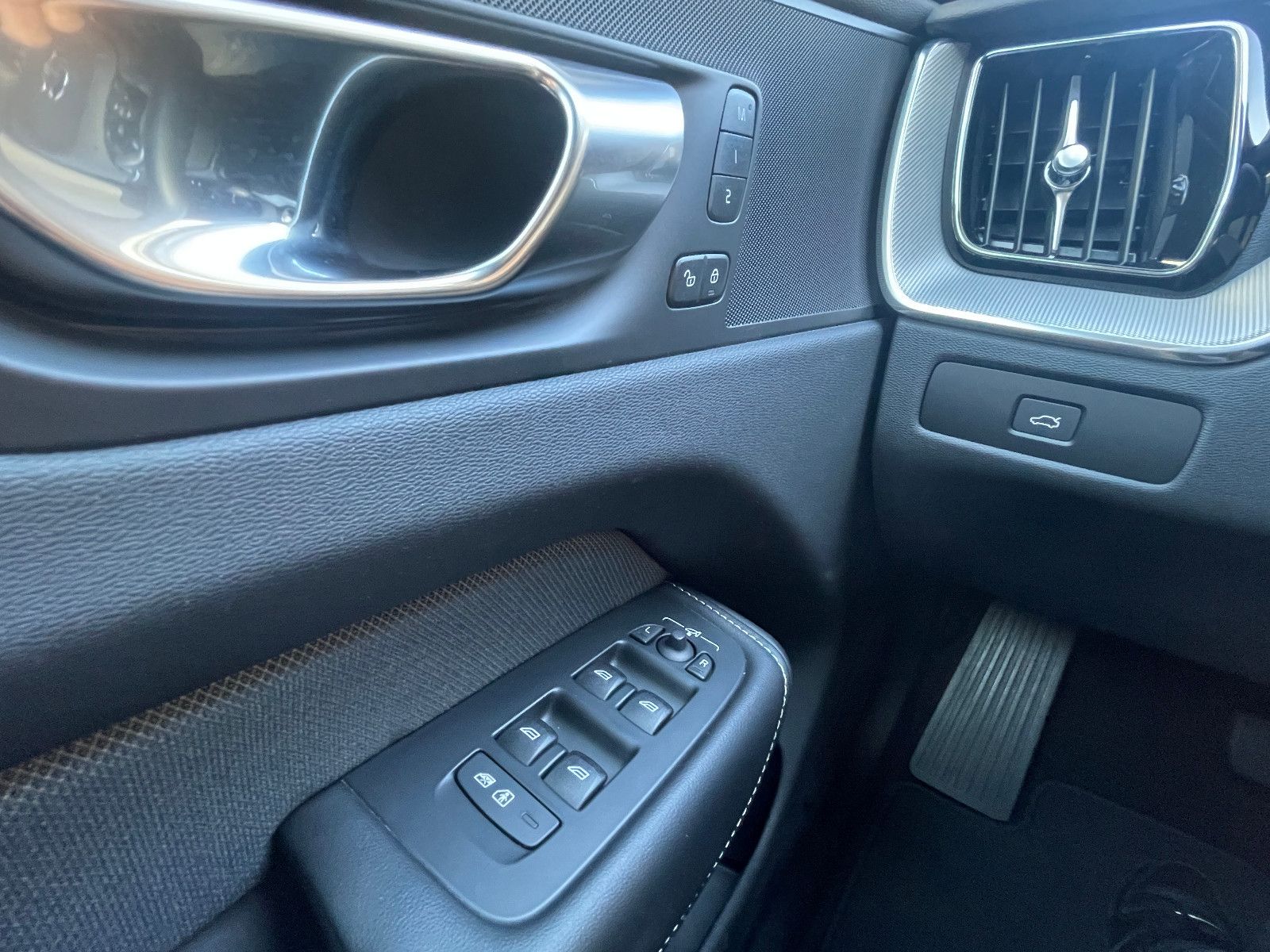 Volvo XC60 Plus Dark AWD*Navi*LED*Leder AHK*