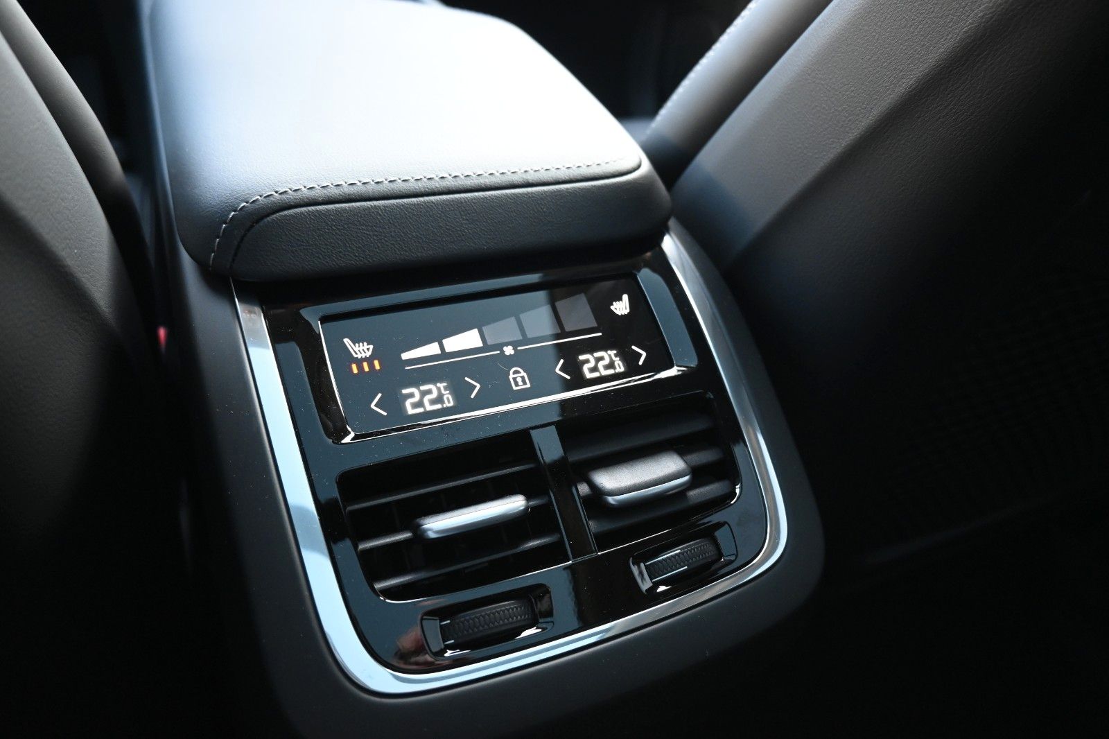 Volvo XC60 B5 AWD Ultra Dark*LUFT*360°*ACC*AHK