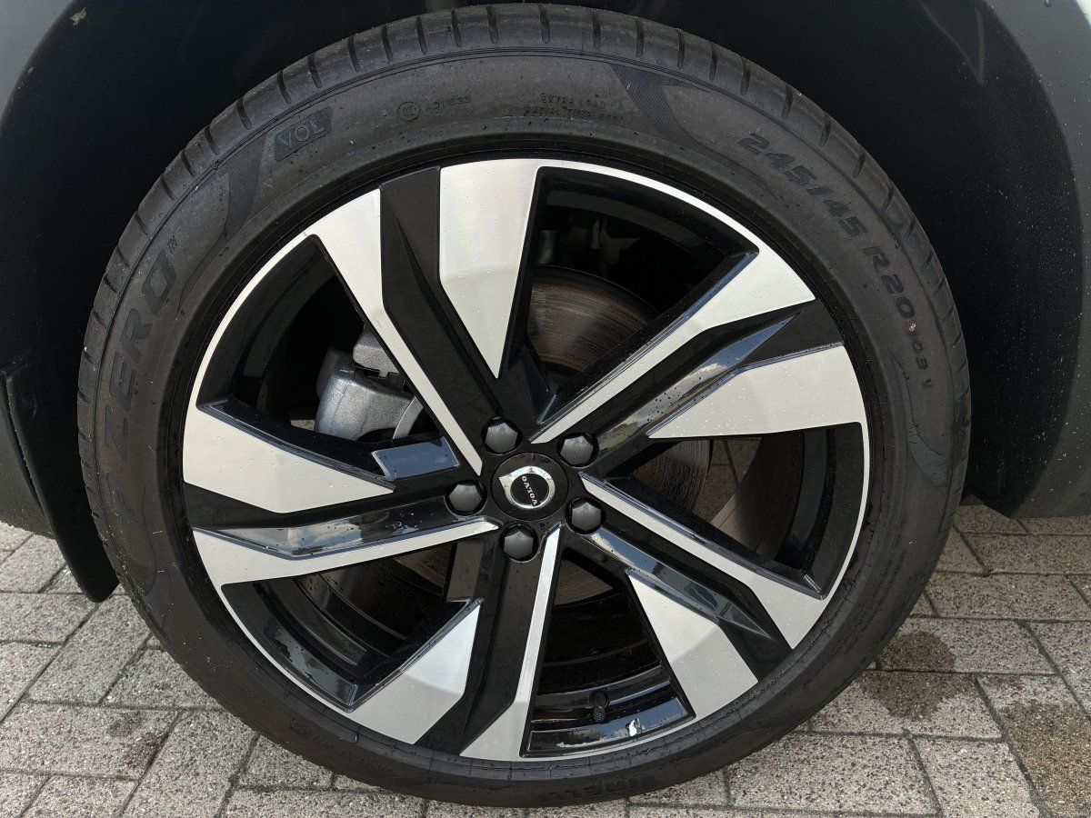 Volvo XC40 B4 Plus Dark AHK LED 360° 8-fach