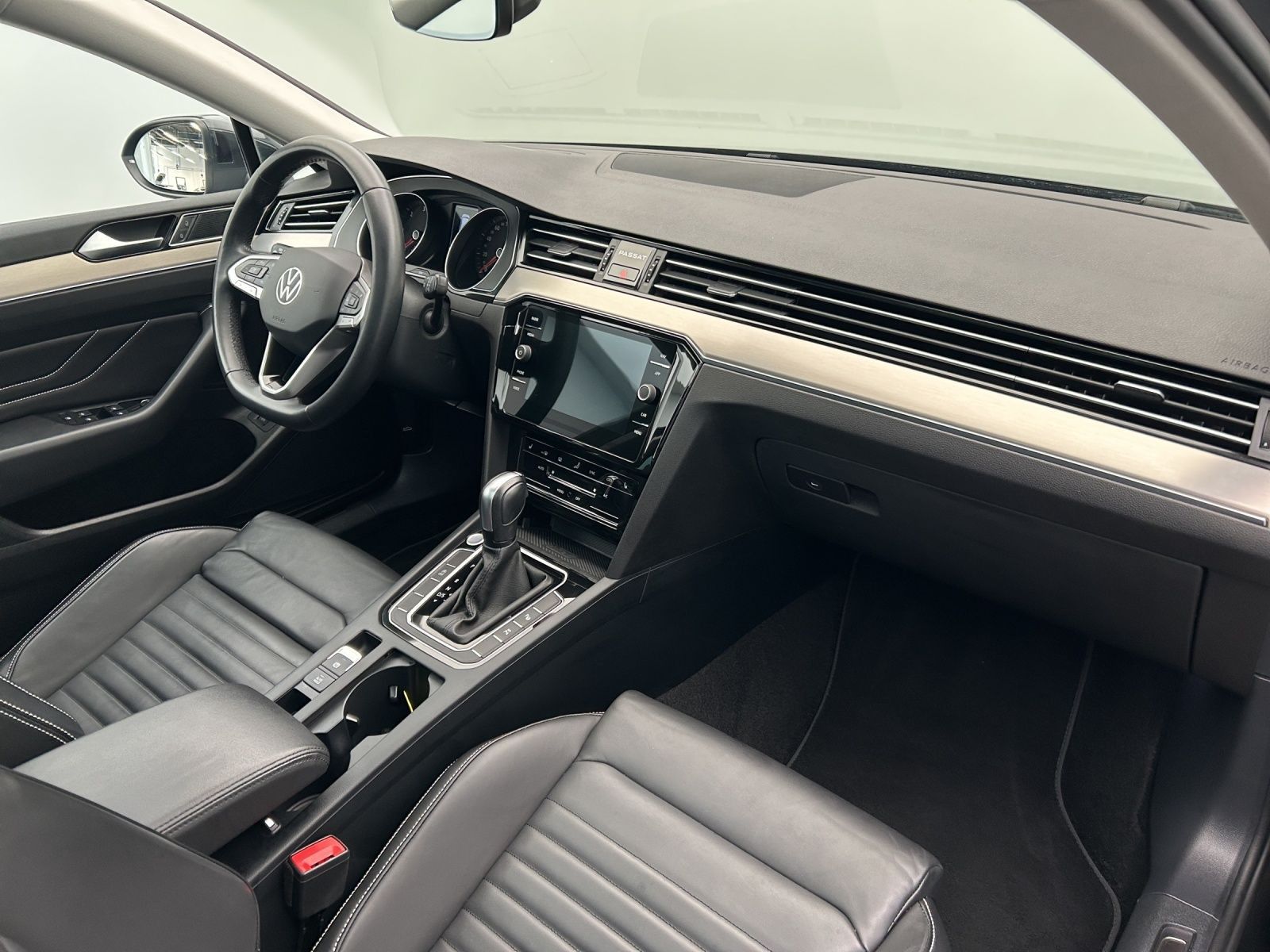 Volkswagen Passat Variant Elegance 2.0 TDI *AHK*NAVI*PANO*E