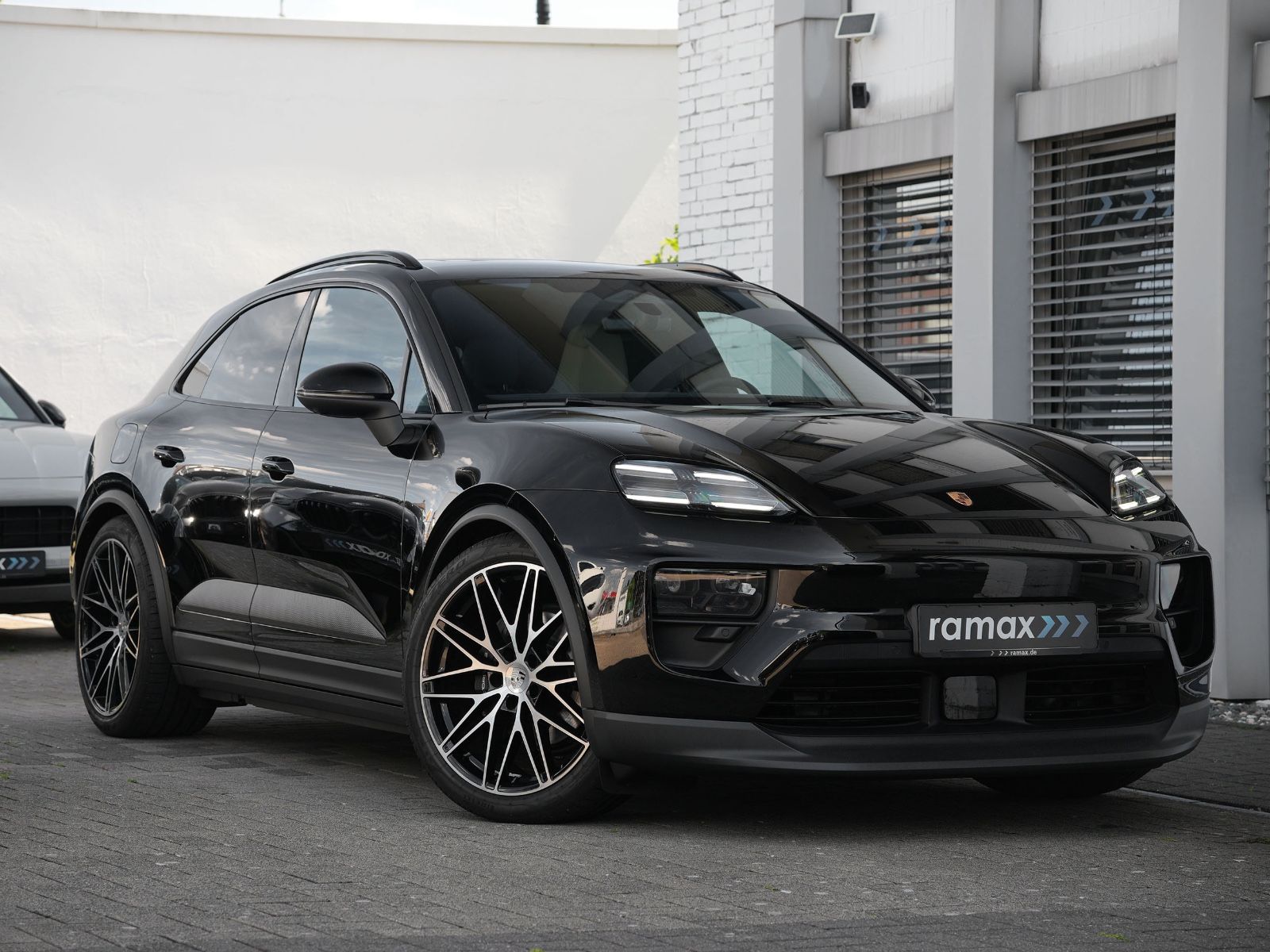 Porsche Macan 4 - Samsaru's Car Outlet