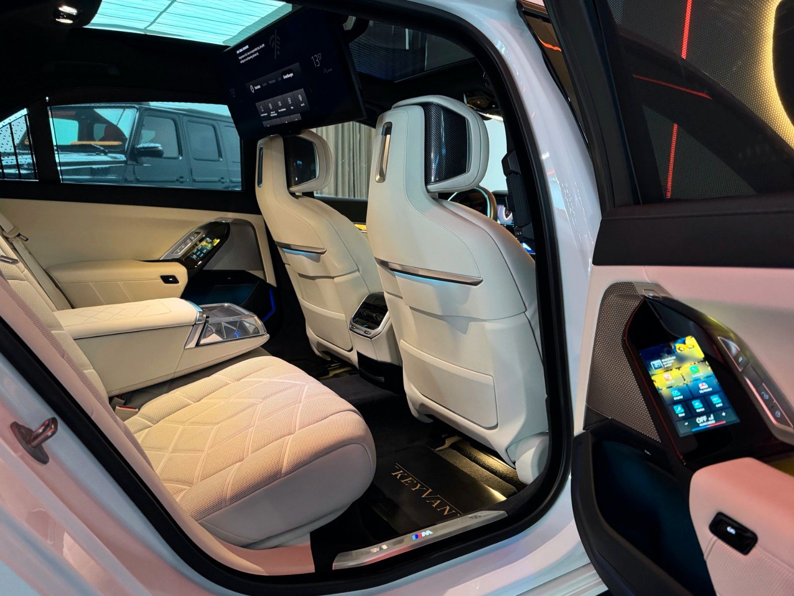 BMW 740d xD/4xMASSG/MPRO/SKY TV/KRIST/EXC.LNG/B&W/21