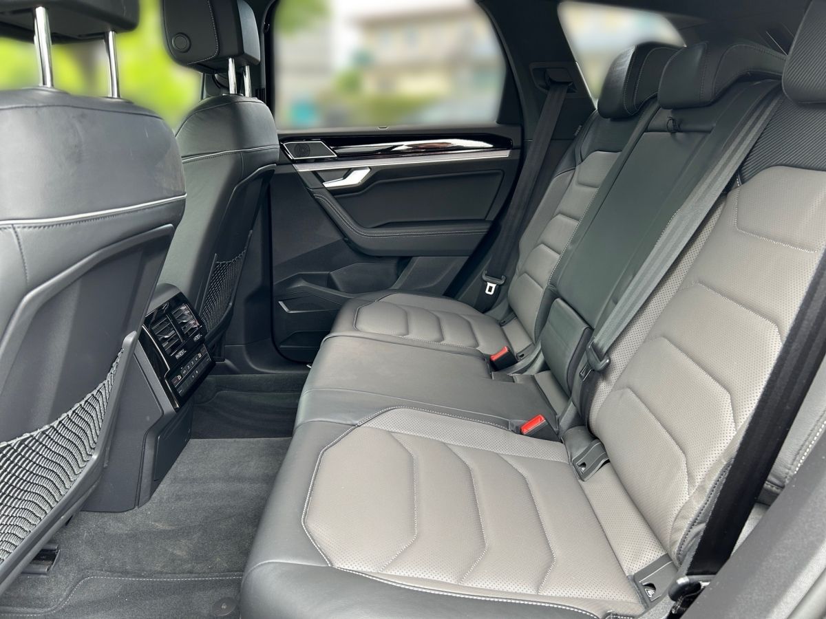 Volkswagen Touareg 3.0 TDI 4M R-Line - Samsaru's Car Outlet