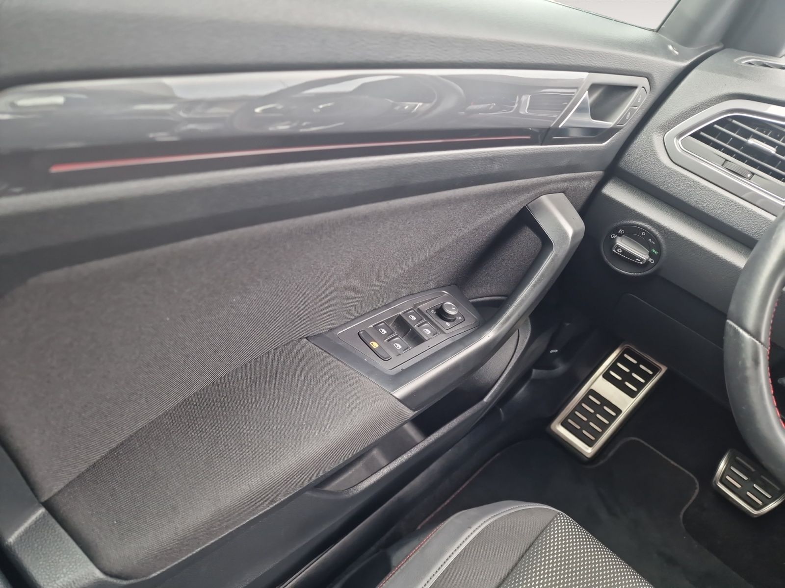 Volkswagen T-Roc 1.5 TSI Sport - Samsaru's Car Outlet