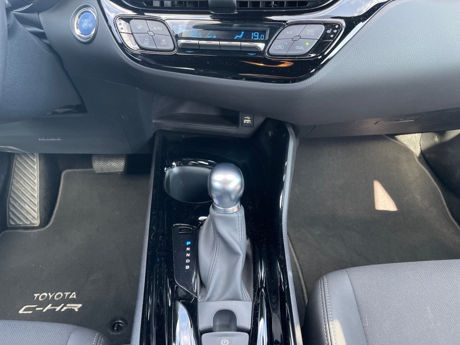 Toyota C-HR 1,8-l-Hybrid 5-Türer Team Deutschland Hybri