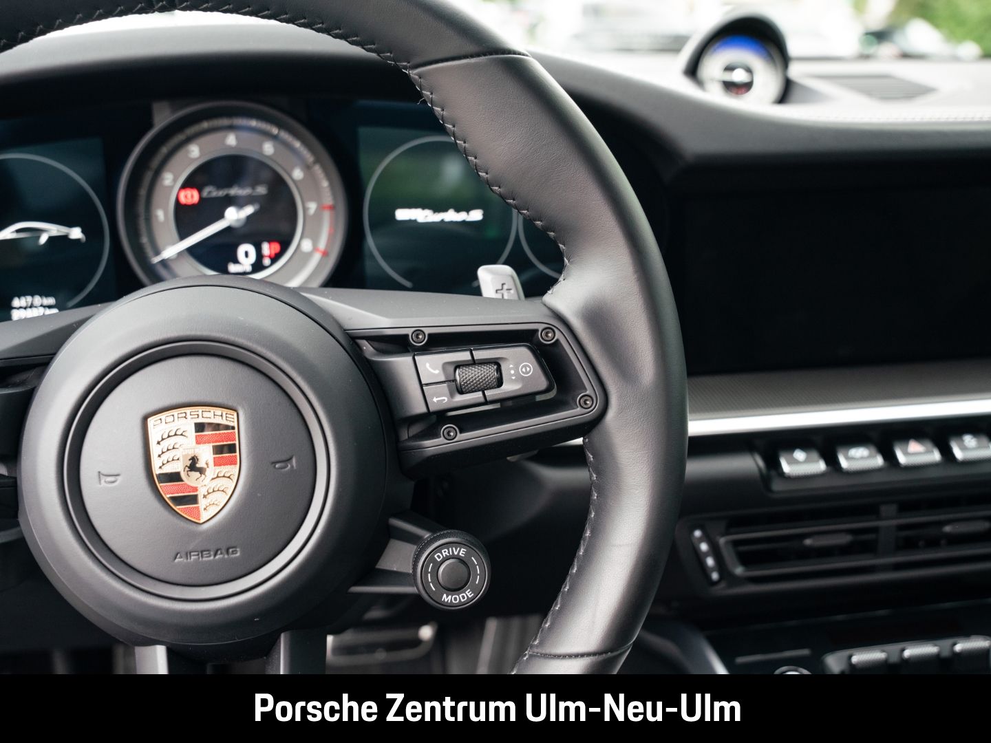 Porsche 992 911 Turbo S Pythongrün Sportabgasanlage LED
