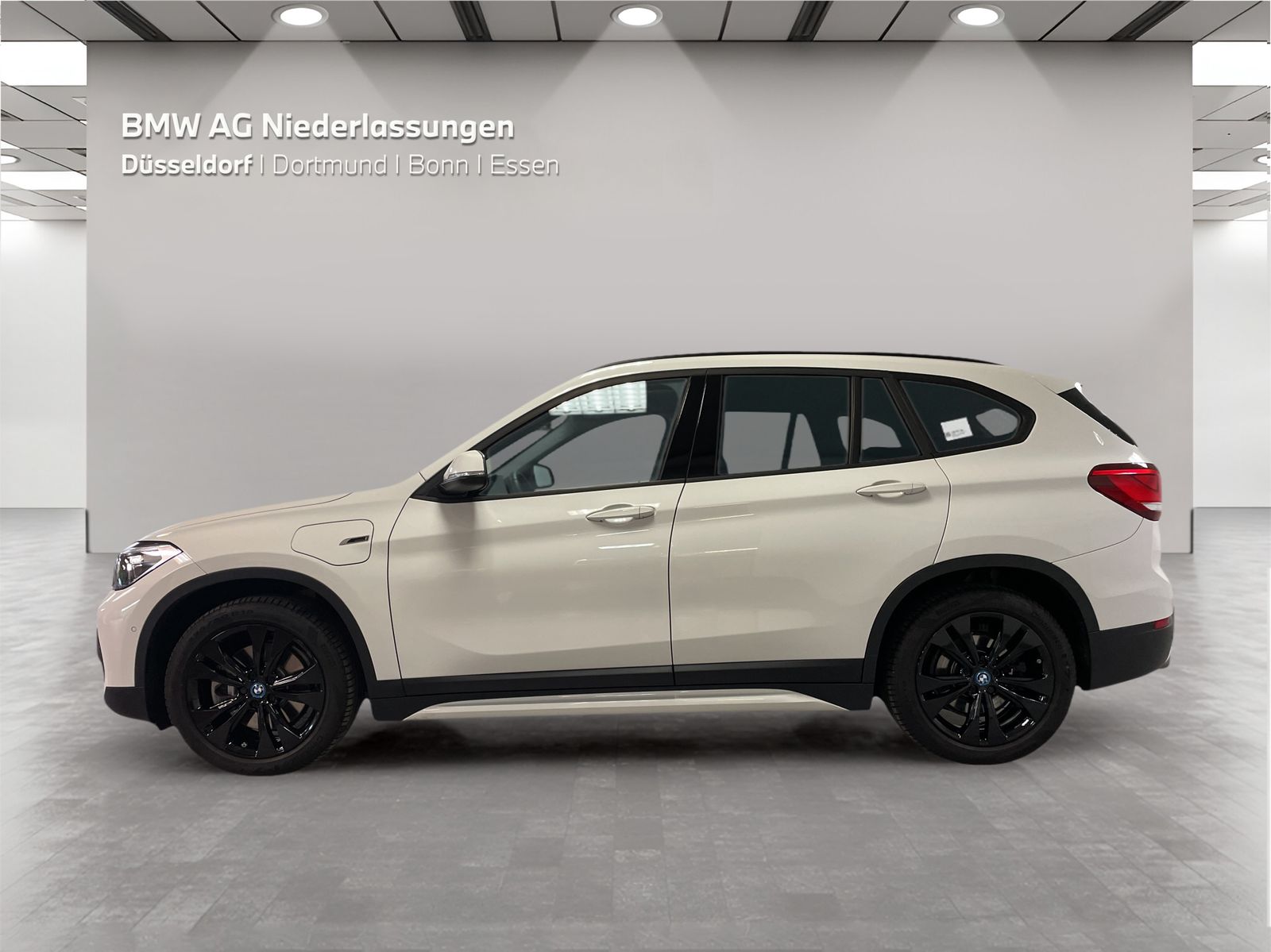 BMW X1 xDrive25e Sport Line - Samsaru's Car Outlet