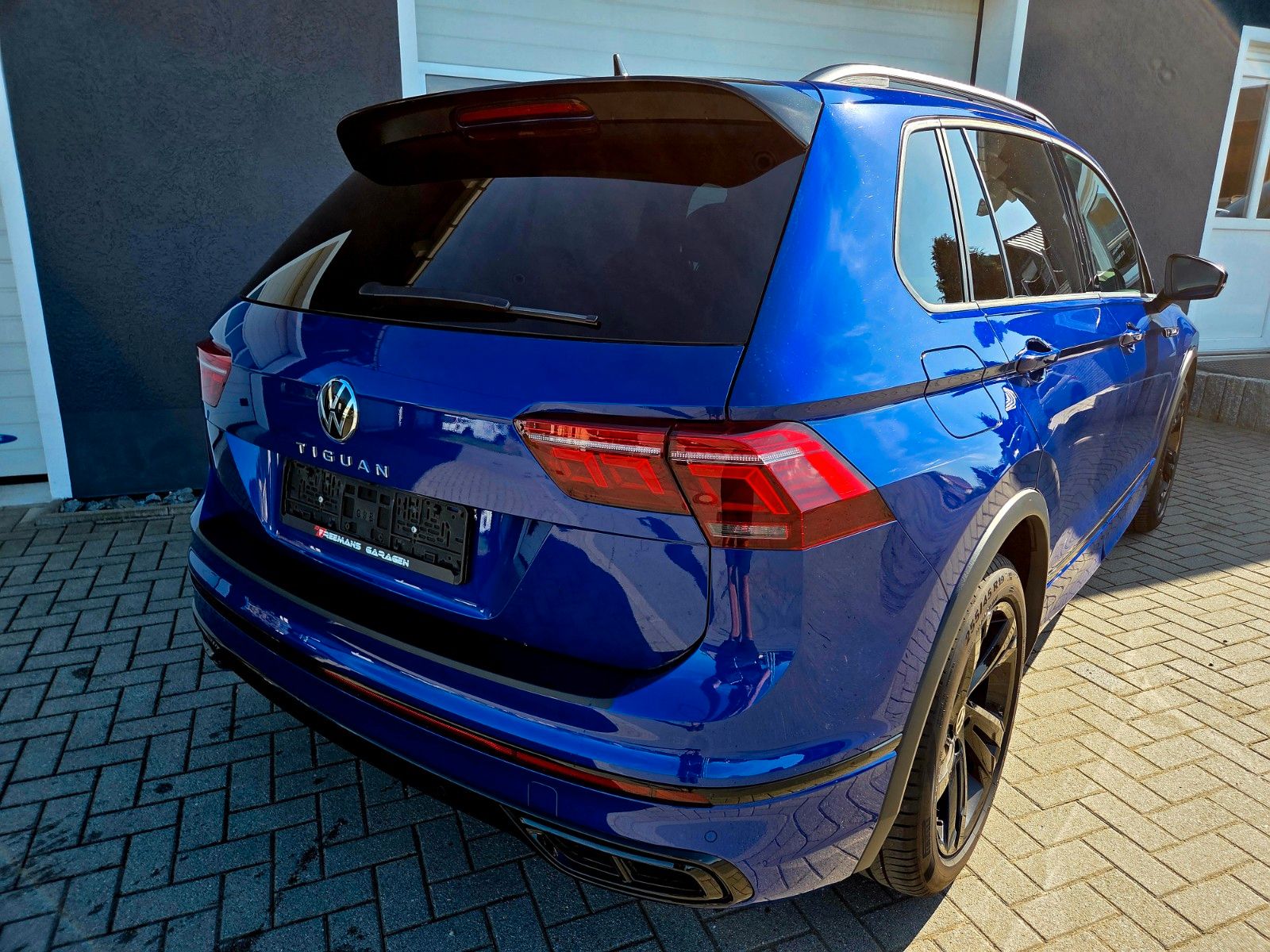 Volkswagen TIGUAN R-LINE Black - Samsaru's Car Outlet