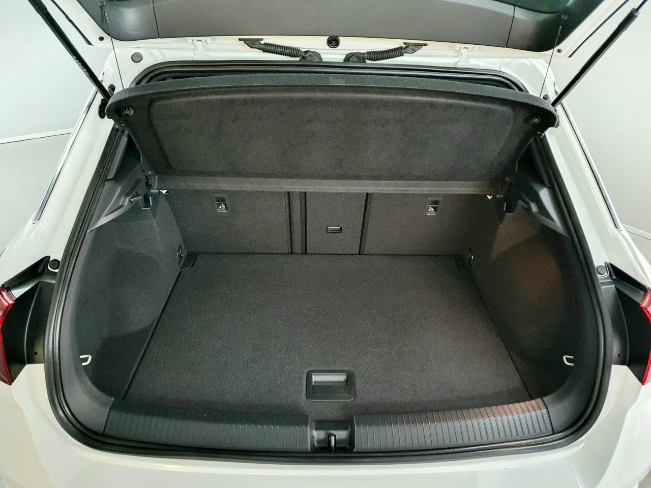 Volkswagen T-Roc 1.5 TSI - Samsaru's Car Outlet