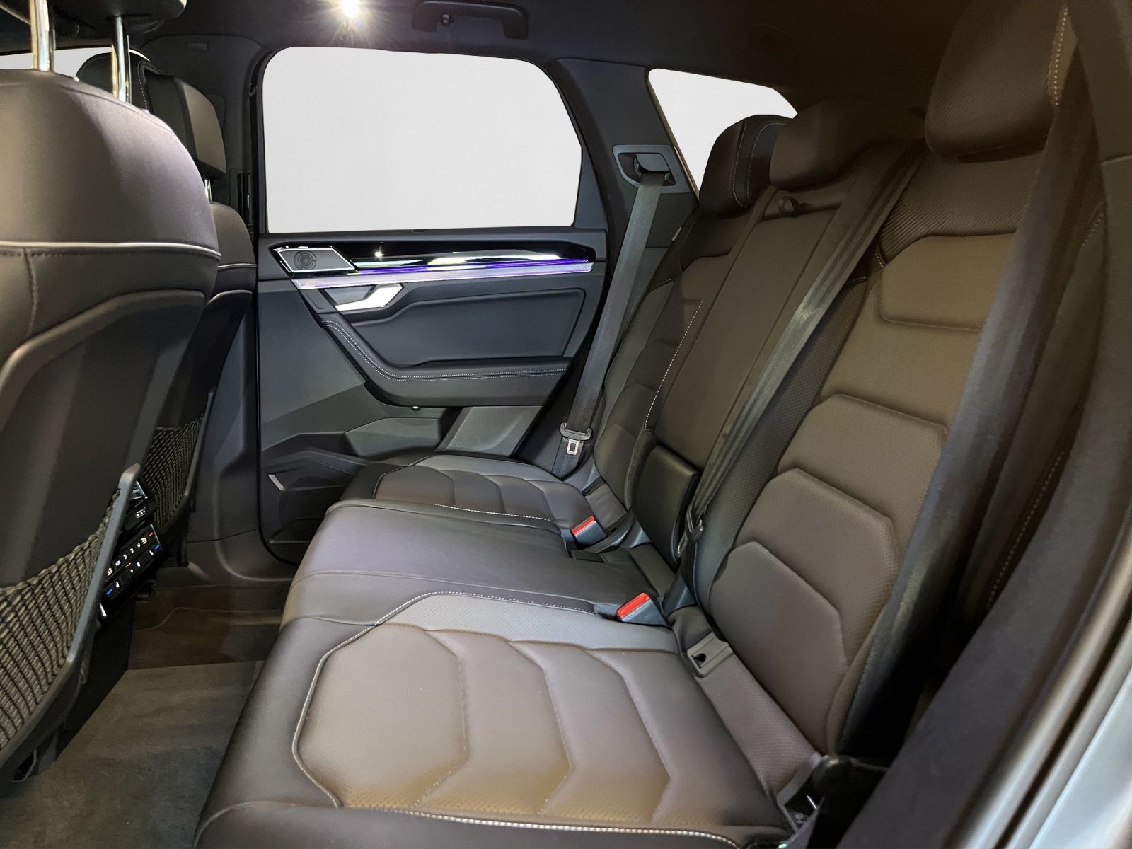 Volkswagen Touareg 3.0 TDI R-Line - Samsaru's Car Outlet